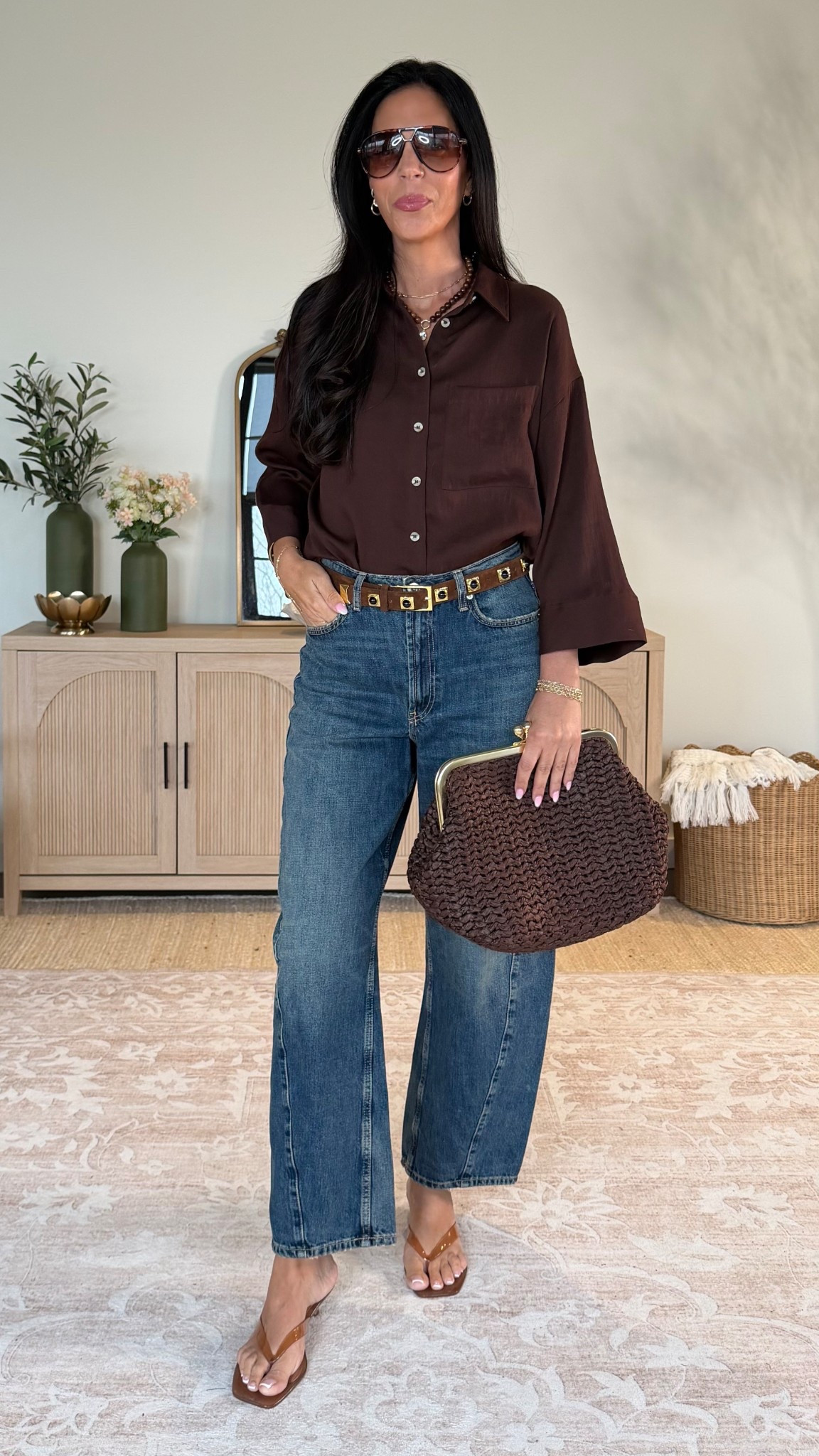 @Zara barrel-leg denim that look and feel just like the $280 mother jeans 
Wearing size 26 (size down) 
Shirt - small and very lightweight 
@coach kiss lock bag 