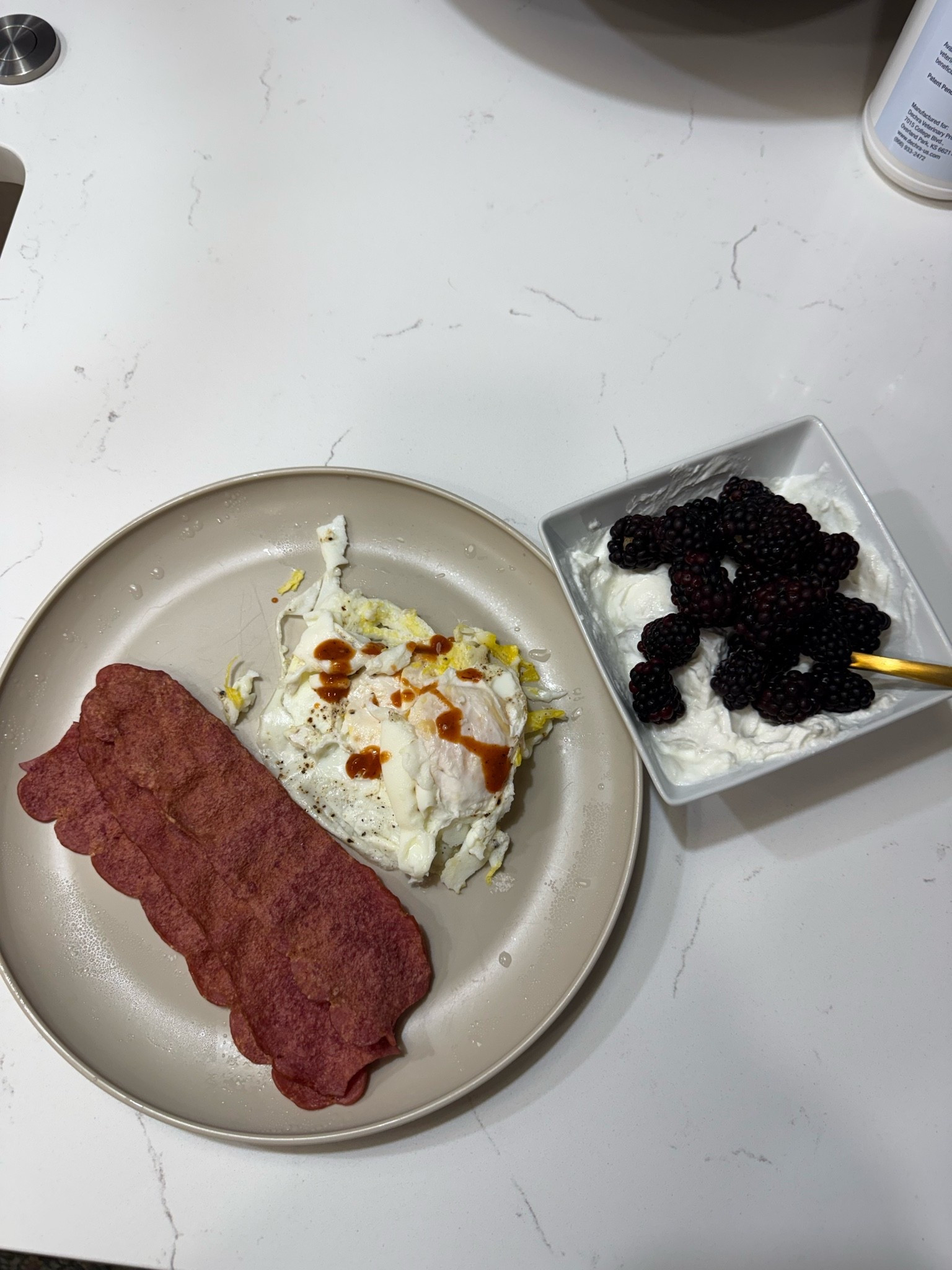 40 g of protein!
3 slices turkey bacon 
2 xl eggs (no butter or oil)
3/4 cup Greek yogurt 
1 cup fresh blackberries 

It is so important to take in protein as part of your breakfast. It kickstarts your day!

#LTKvlog #LTKfoodie #LTKfitnessgoals