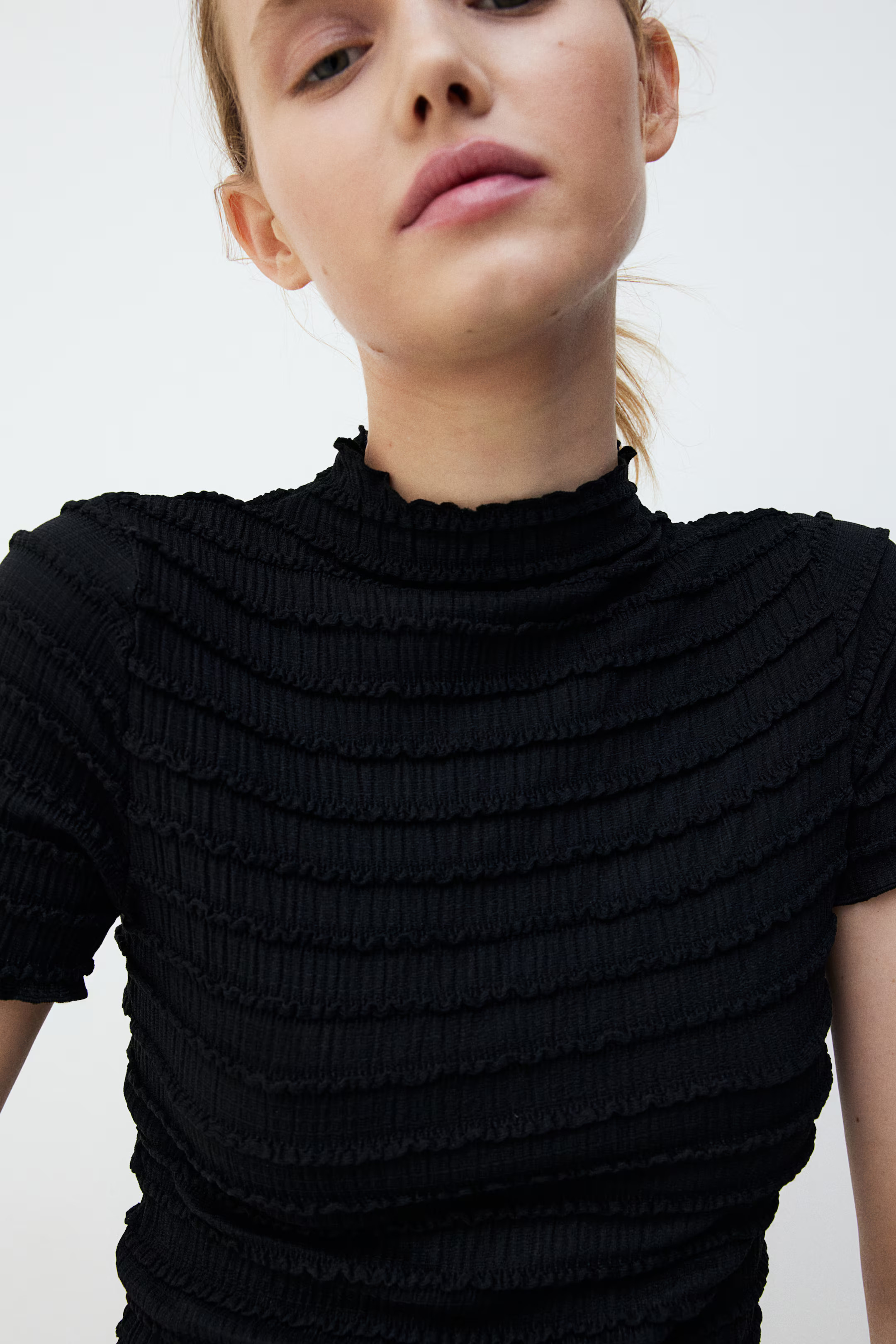 Smocked Top with Overlocked Trim - Round Neck - Short sleeve - Black - Ladies | H&M US | H&M (US + CA)