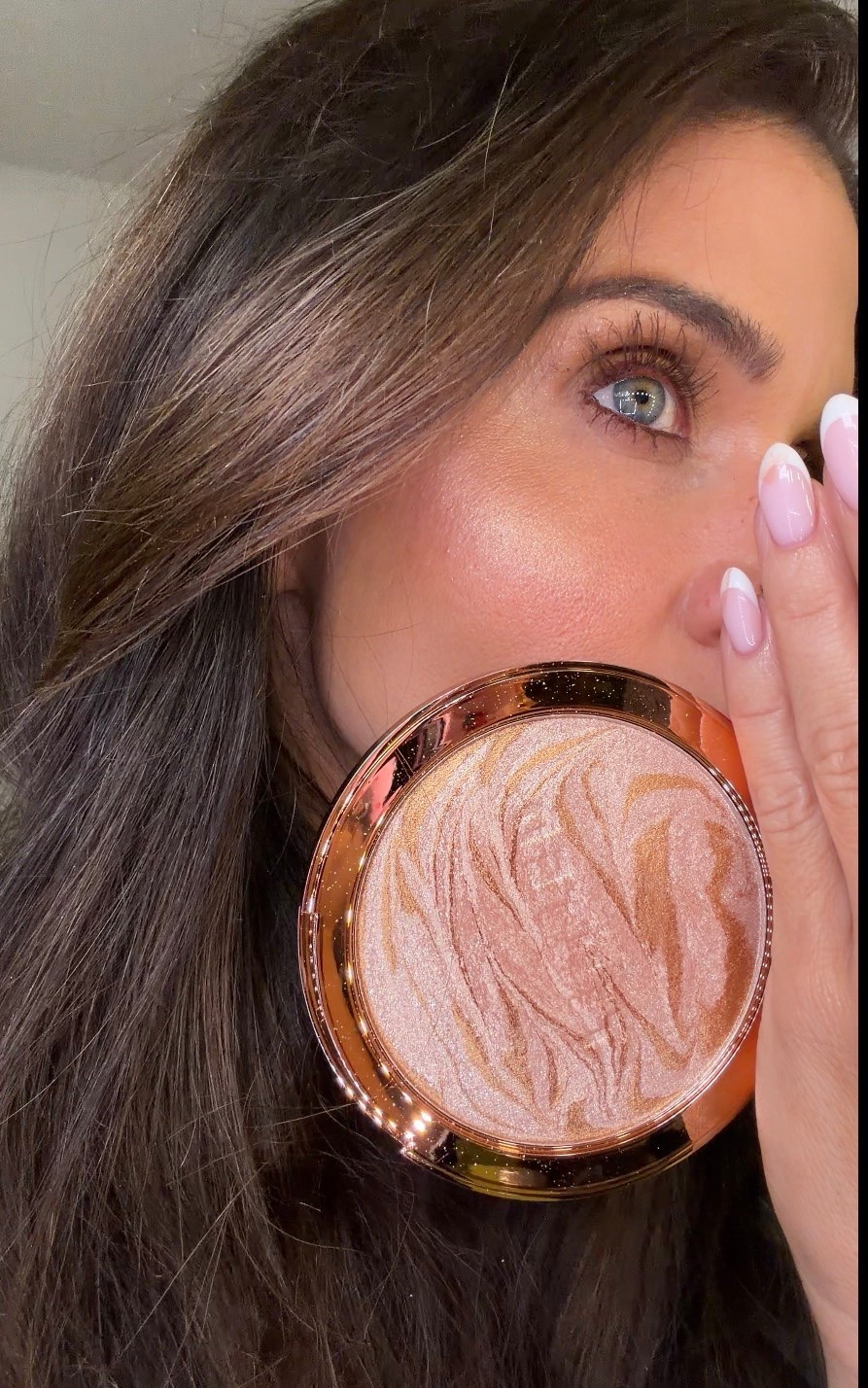For the glowiest skin. This highlighter is so pretty. And this was just one swipe ! 

@ulta 
#makeup
Live tinted
Highlighter
Bronzer 
Powder highlighter
New makeup 
Summer makeup

#LTKgrwm #LTKBeauty