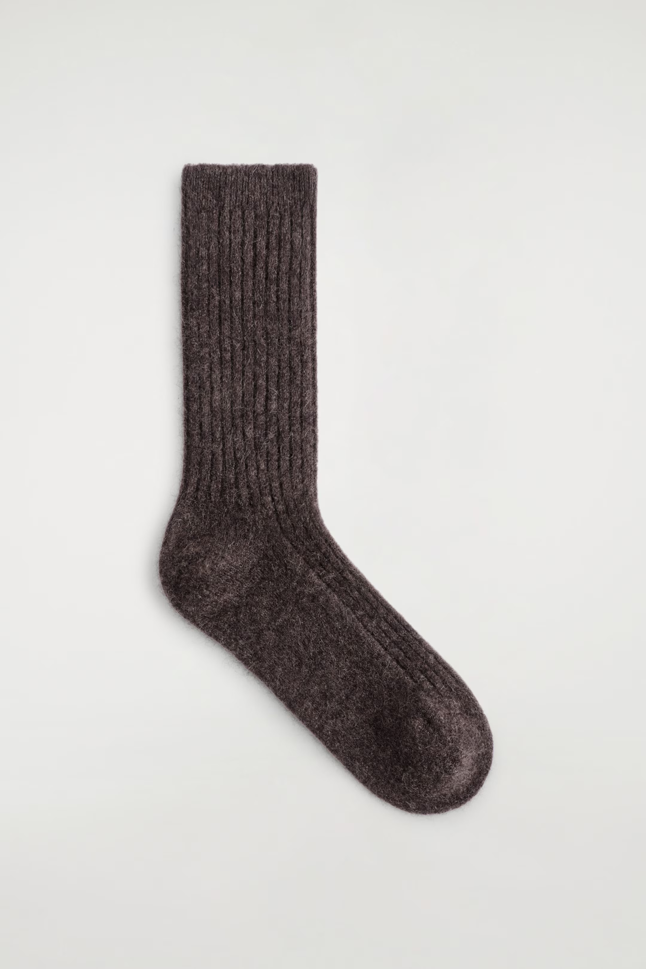 RIBBED CASHMERE SOCKS - DARK BROWN | COS US | COS (US)