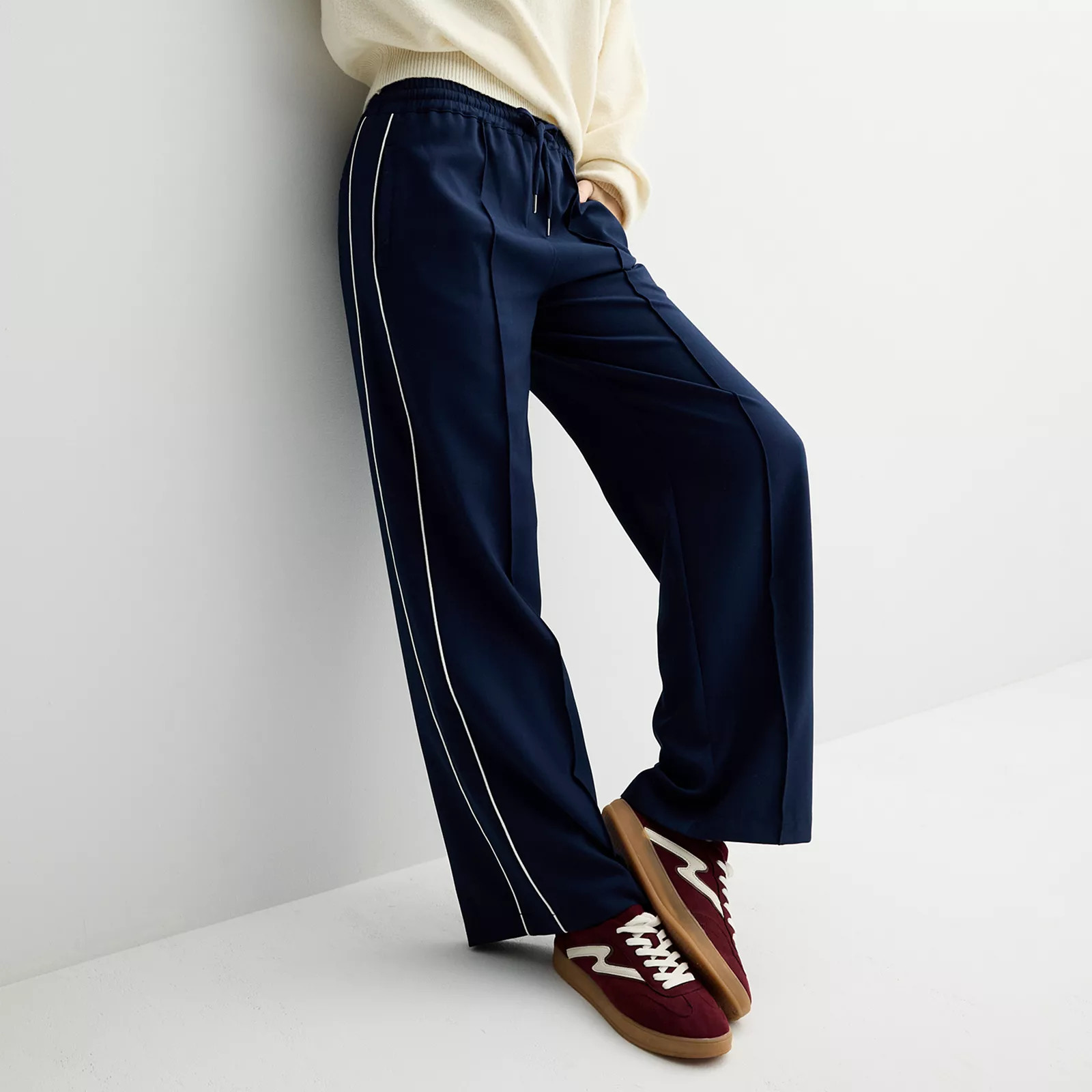 Juniors' SO® Contrast Piping Pull-On Trousers | Kohl's