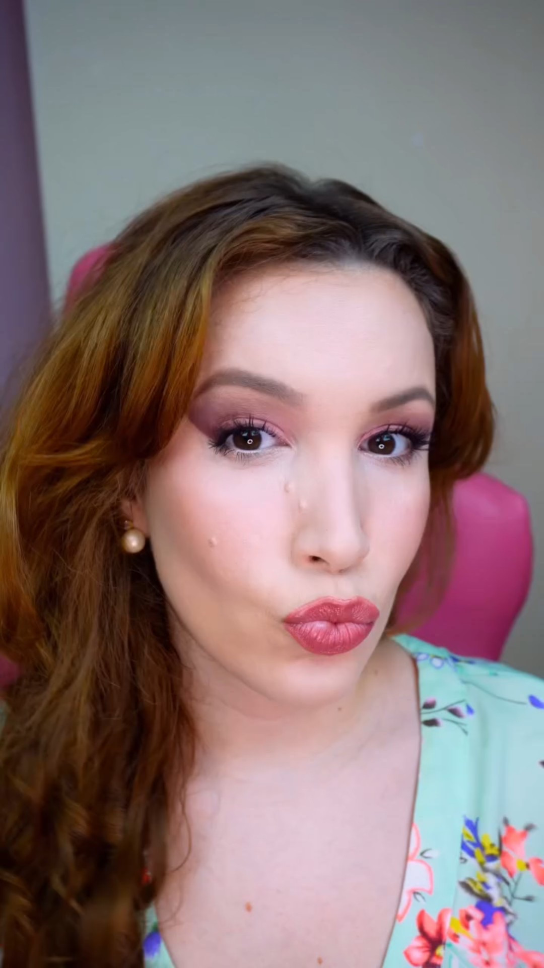 E não é que a @dapopcosmeticos criou um pó rosa que funcionou demais pro meu tom de pele e não me deixou parecendo a Peppa Pig? 😅😍 Trauma vencido com sucesso, e o Pink Power de DaPop ganhou o selo de aprovação “Baratinho que vale Milhões” 💖
Comenta aqui que você já tinha testado essa belezinha 😮‍💨👇
.
Conteúdo orgânico 
.
#pinkpower #dapopcosmeticos #dapopmakeup