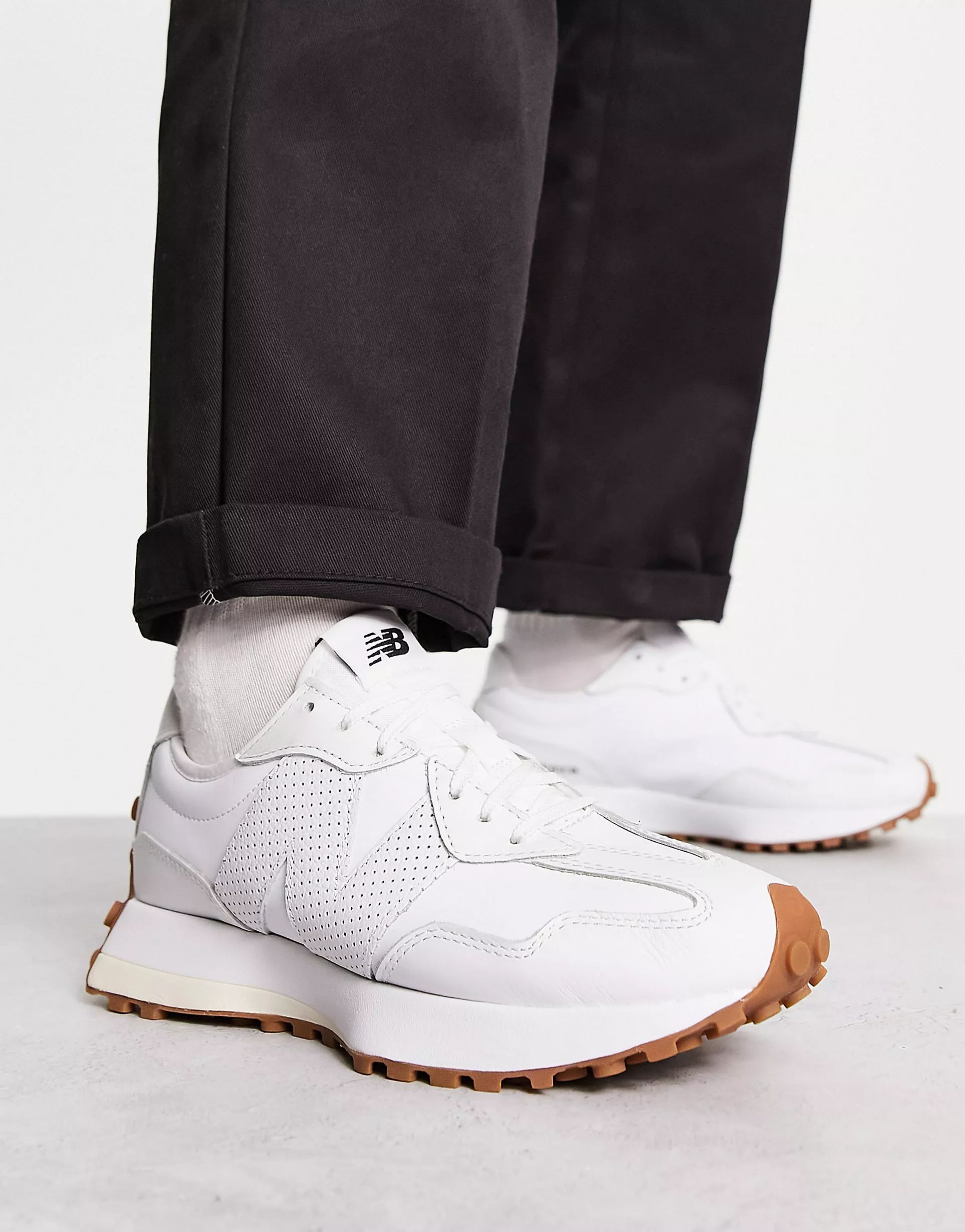 New Balance 327 trainers in White | ASOS (Global)