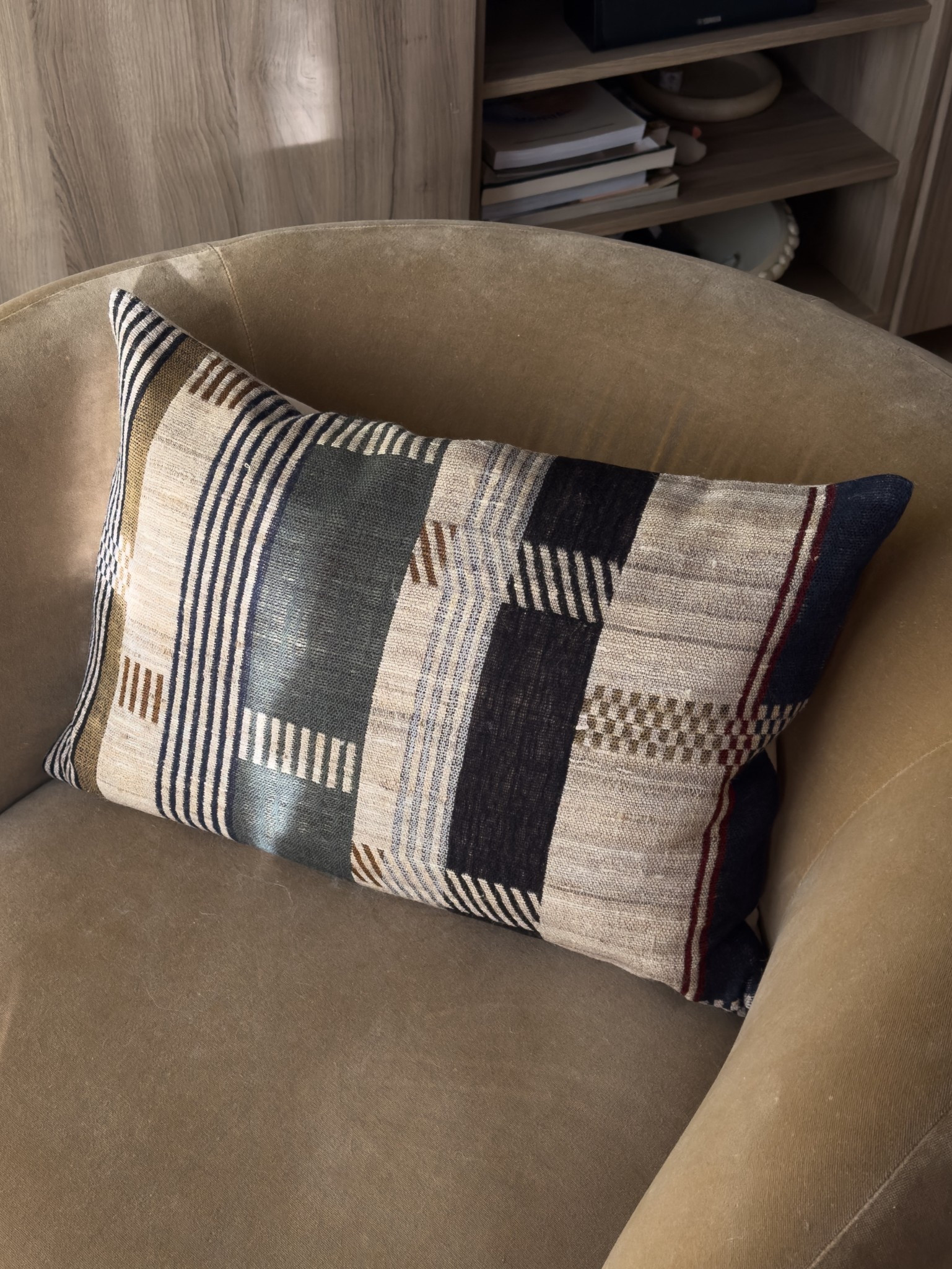 wool and silk pillow from crate and barrel on my accent chair 😍

crate and barrel
gingham pillow
autumn pillow
accent pillow 
etta wool and silk pillow

#LTKFindsUnder100 #LTKHome