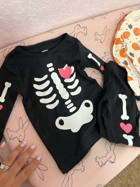 Halloween pajamas👻#matchingpajamas #halloween #babyhalloween #babygirl #halloweenpajamas 

#LTKbaby #LTKHalloween #LTKSeasonal