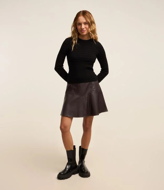 Saia Curta em Pu com Recortes Evasê Marrom | Renner (BR)