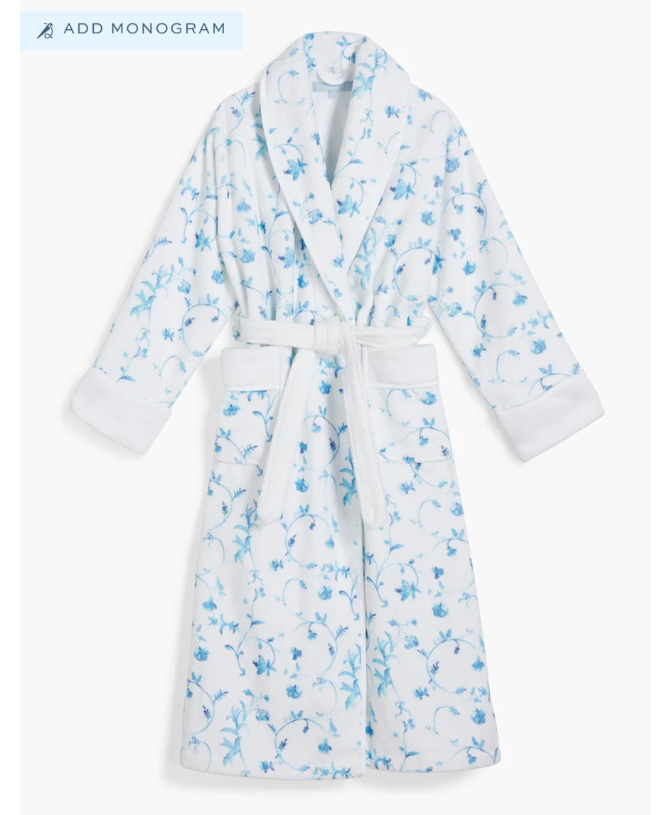 Christmas robe 🤍 on sale 

#LTKHoliday #LTKSeasonal #LTKSaleAlert