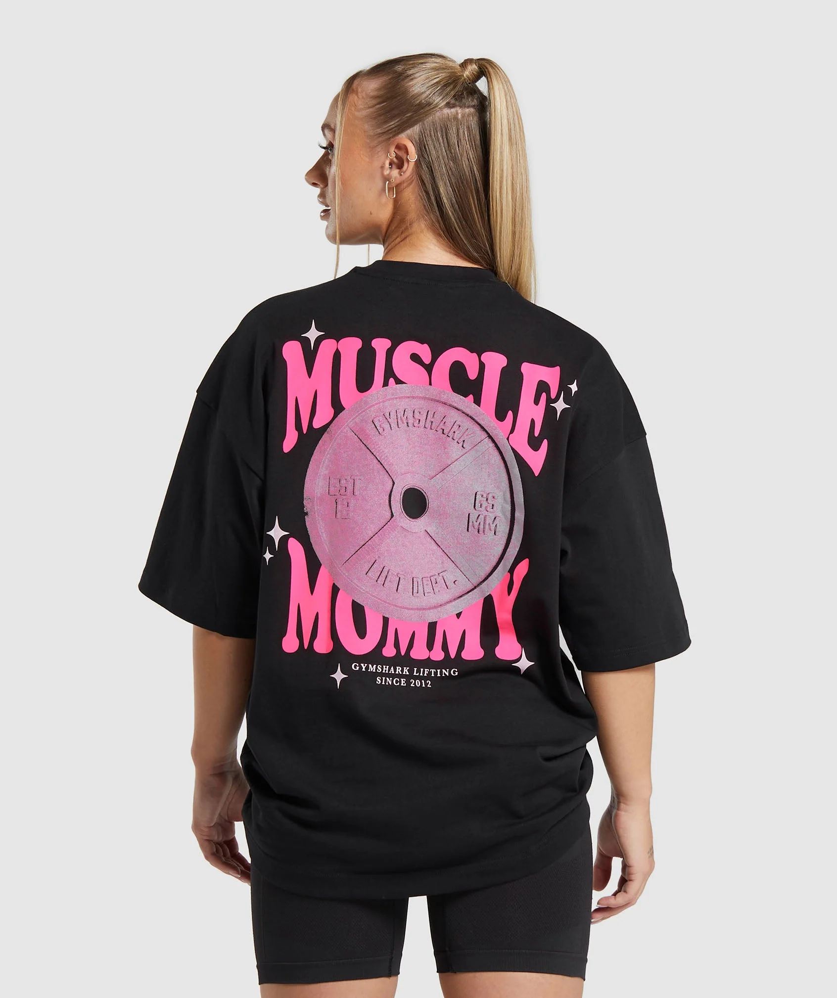 Gymshark Muscle Mommy Graphic Boyfriend Fit  T-Shirt - Black | Gymshark US