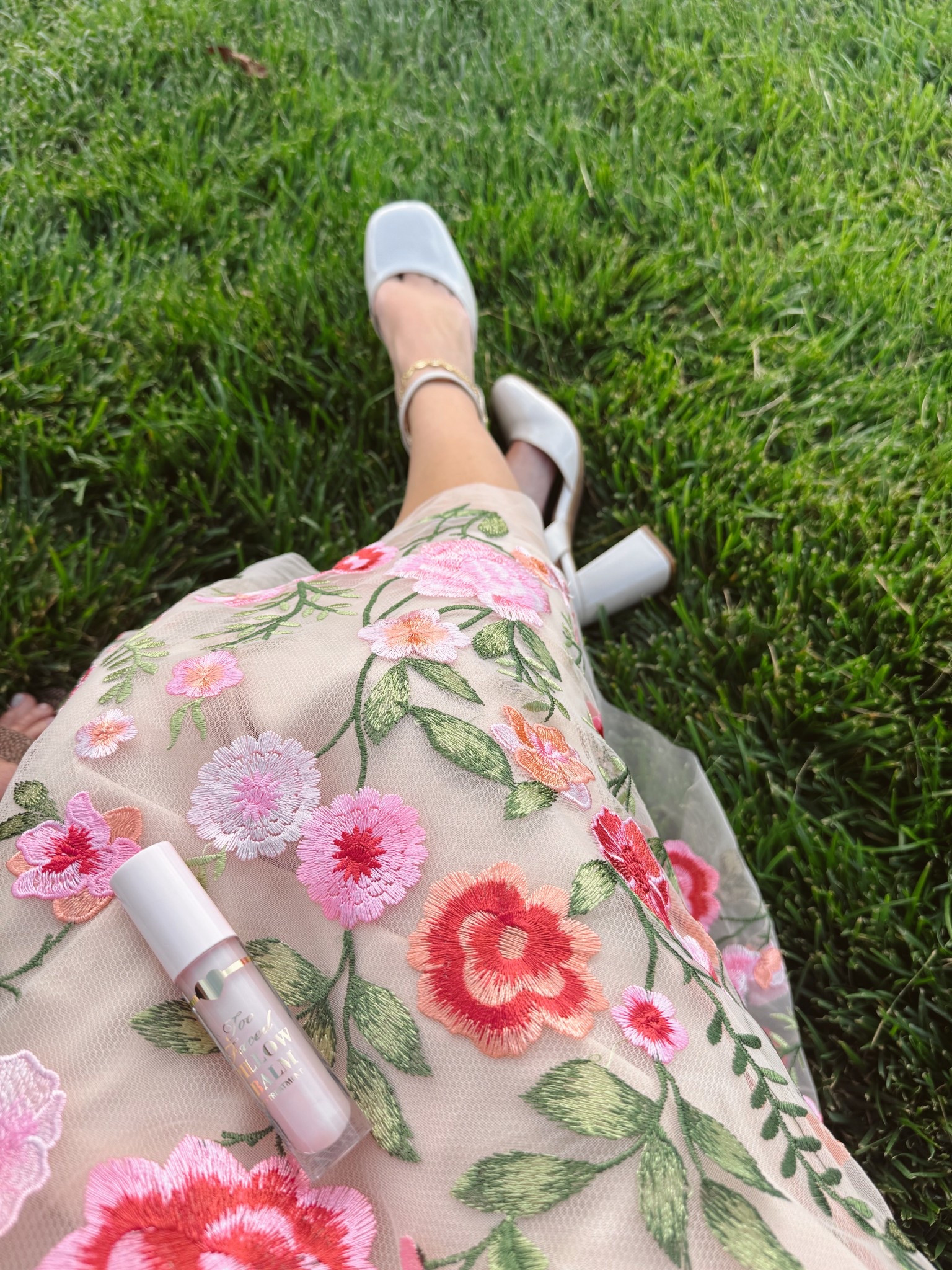 Sunday softness in a floral dress and my favorite pink gloss moment 💐☁️ The Too Faced Pillow Balm in “Watermelon Kiss” gives just the right tint + shine without ever feeling sticky.

Linking the balm + some similar feminine dresses in my LTK 🩷

#ltkbeauty #toofacedpillowbalm #softgirlstyle #floraldressseason #cozystyle #feminineaesthetic

#LTKStyleTip #LTKBeauty #LTKWedding