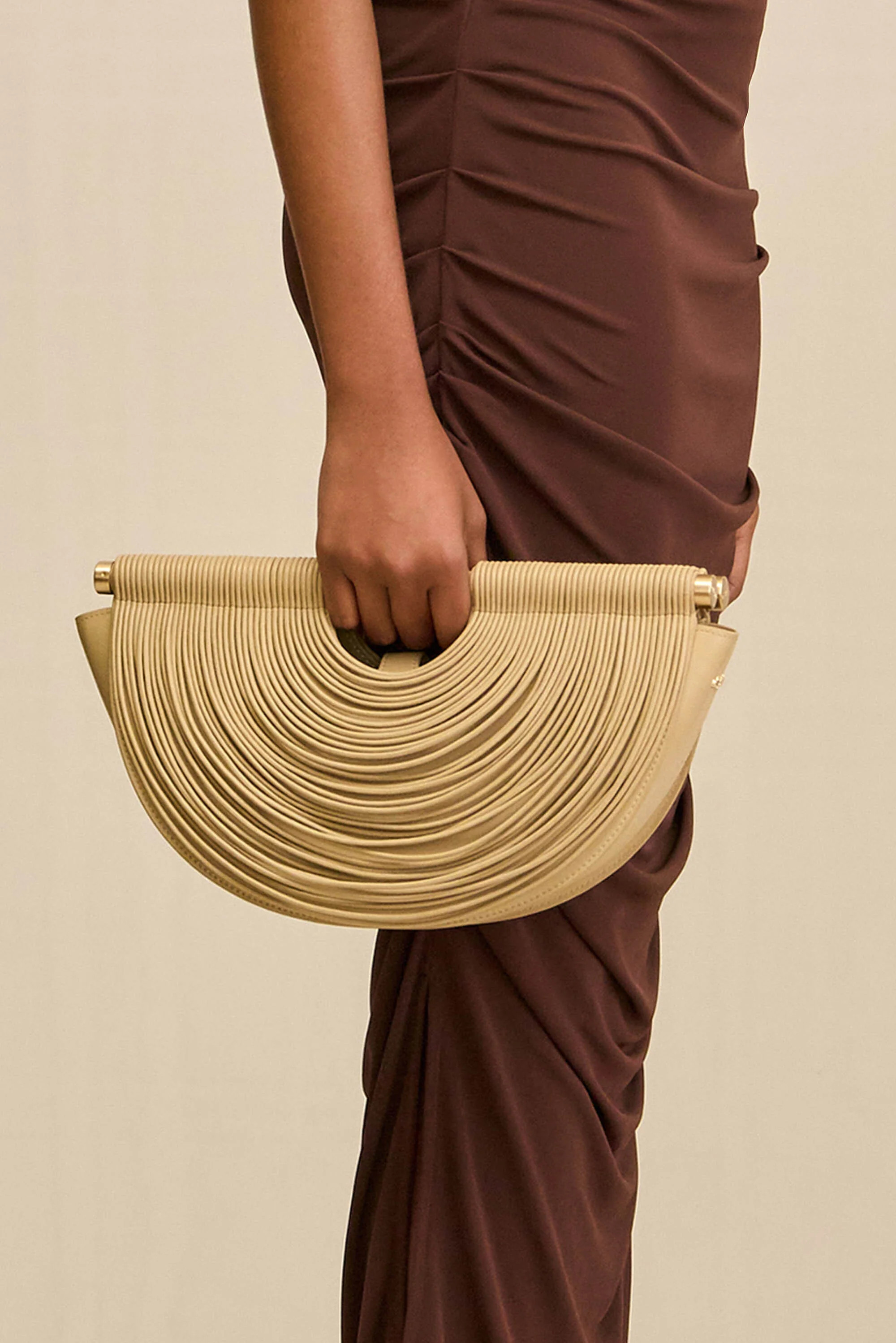 LOU CLUTCH - SAND | Cult Gaia - US