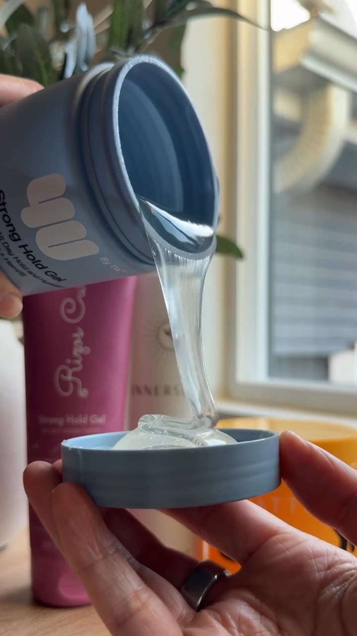 Comment “Shop” for 🔗 to gels 

Not all styling products are created equal.

Most gels are designed to lock in hydration and definition because of their humectant and sealant ingredients, which is something I didn’t understand for years.

I kept relying on cream stylers under gels, thinking creams were giving me moisture… but NOPE! 

Now I use gels that actually support moisture retention, especially when I apply them on top of a leave in on soaking wet hair 🙌🏽

These are my top 4 strong‑hold gels that help seal hydration in and give me long‑lasting definition. Give them a try and let me know your thoughts! 

✨ @4ubytia Strong Hold Gel
✨ @patternbeauty Strong Hold Gel
✨ @rizoscurls Strong Hold Gel
✨ @innersenseorganicbeauty I Create Hold 

Did you ever think creams were giving you moisture too, or notice your curls still felt dry and frizzy even when you layered a cream styler under a gel?

#curlyhaireducation #naturalhairtips #healthycurlsjourney #naturalhairstyling #definedcurls 

https://liketk.it/65odh

#LTKBeauty