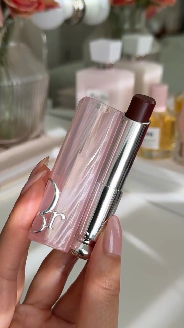 dior addict lip glow balm in mahogany 💞🐻

mahogany is a nude ebony warm undertone that is perfect for my pale lips. definitely my everyday shade for natural tint @diorbeauty 

#dior #diormakeup #diorbeauty #diorlipglow #lipswatch #lipbalm #newmakeup #trendingmakeup #diorunboxing #luxurybeauty #ugccreator #girlygirls #explore