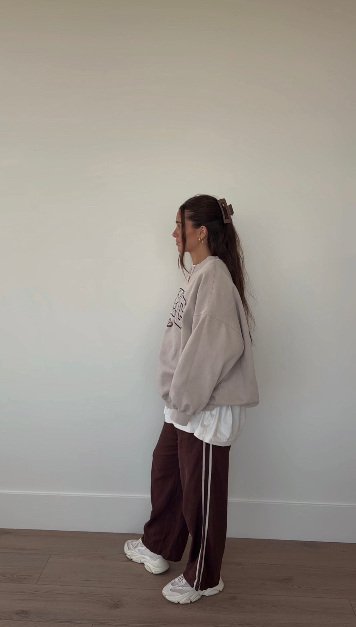the sweatshirt is pull&bear and couldn’t find the link ANYWHERE. 