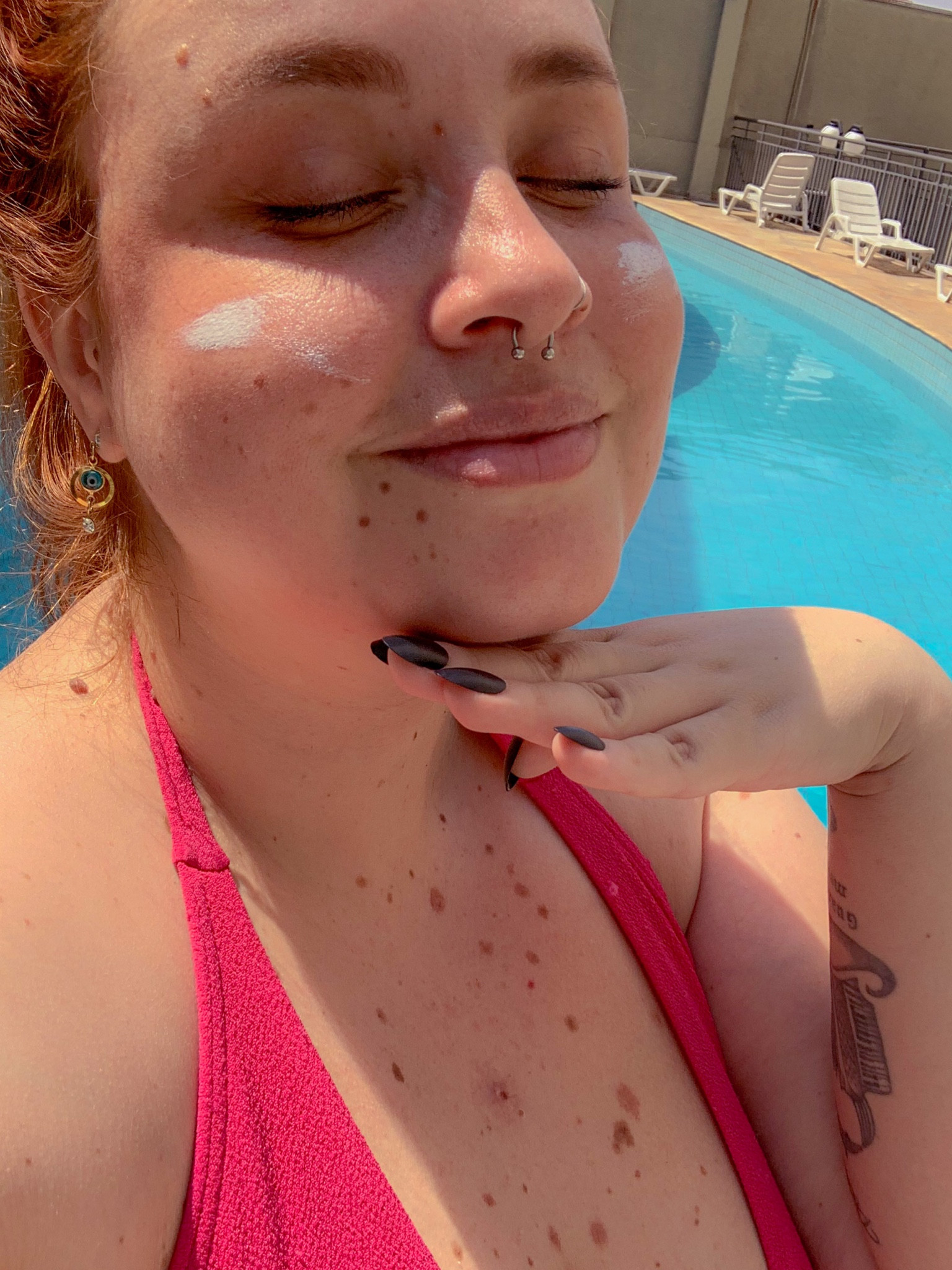 Dia de sol, calor e piscina e pra curtir com responsabilidade não podemos esquecer do protetor solar!
Esse que eu estou usando é o natura chronos 🤍 um dos meus favoritos da vida porque eu sinto que protege bem, além de funcionar bem na minha pele que é normal para oleosa.

#LTKbrasil #LTKswim #LTKbeauty
