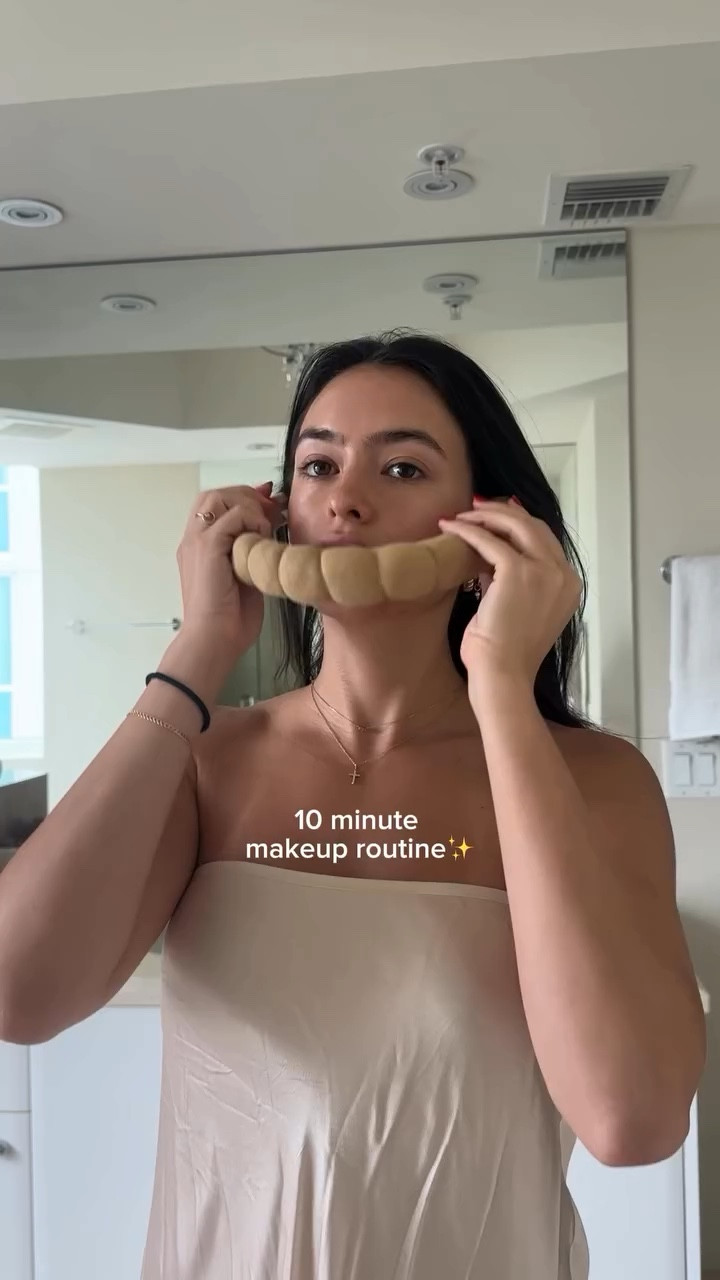 getting ready in under 10 minutes is part of my skillset ✨💅🏼

Foundation: @giorgioarmani Flawless Finish Foundation + @mcobeauty bronzing drops
Concealer: @toofaced born this way 
Contour: @charlottetilbury contour wand
Blush: @youthforia color changing blush + @giorgioarmani blush 
Powder: @hudabeauty setting powder 
Mascara: @ysl lash clash extreme 
Brow gel: @mcobeauty brow setter
Lips: @summerfridays lip butter
Setting spray: @mcobeauty ultra lock setting spray 

#makeuproutine #dailymakeup #nomakeupmakeup