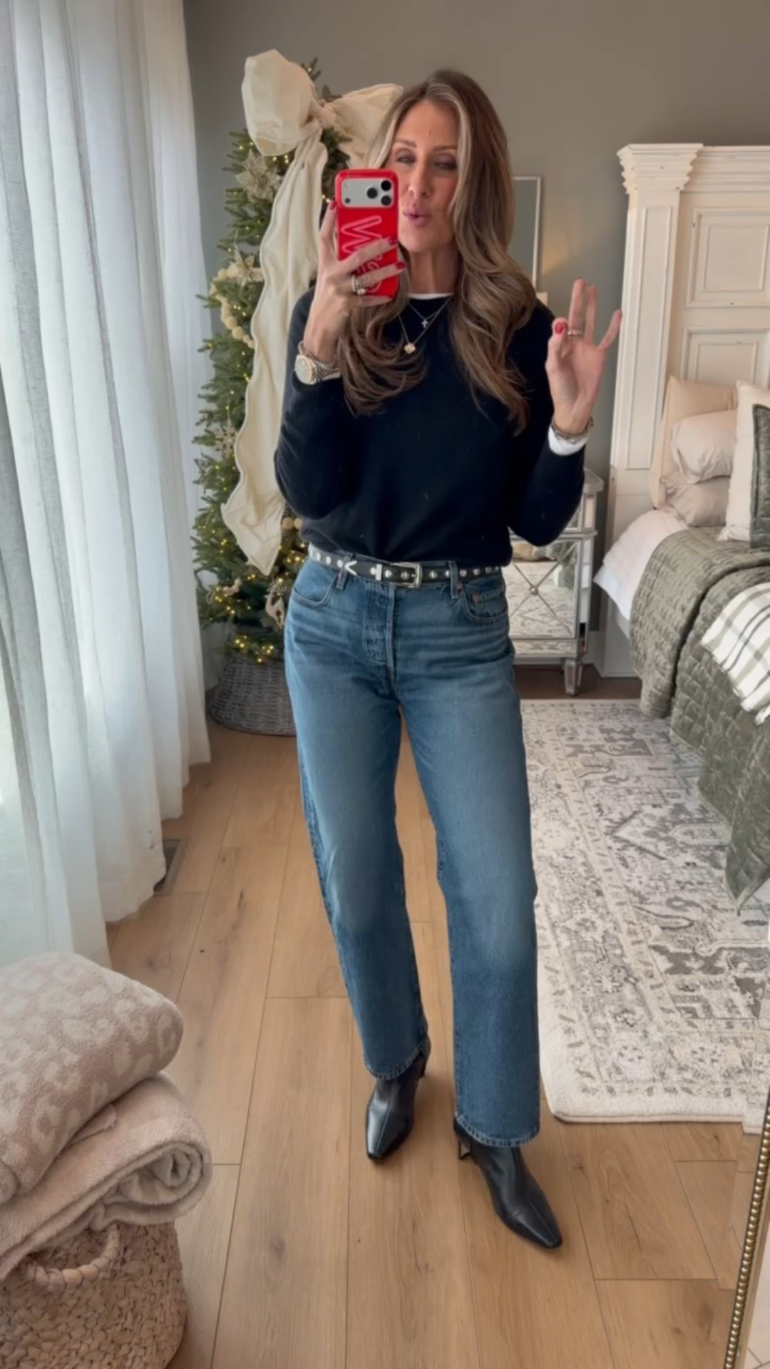 Levi’s will always be my favorite pair of jeans!
High waisted jeans, comfortable outfit inspo, themominstylee

#LTKmomlife #LTKootd #LTKSeasonal