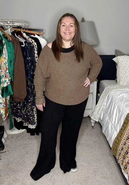 Jess, our lovely 5’2 size 16/18/1X gal is reviewing this sweater set today from Maurice’s!!!! We love it on her and she is obsessed, claiming to have worn it for days in a row!! She’s wearing an XL short in the pants and an XL in the top. The power chill bra from old navy is our fave around here too! Runs true. 
