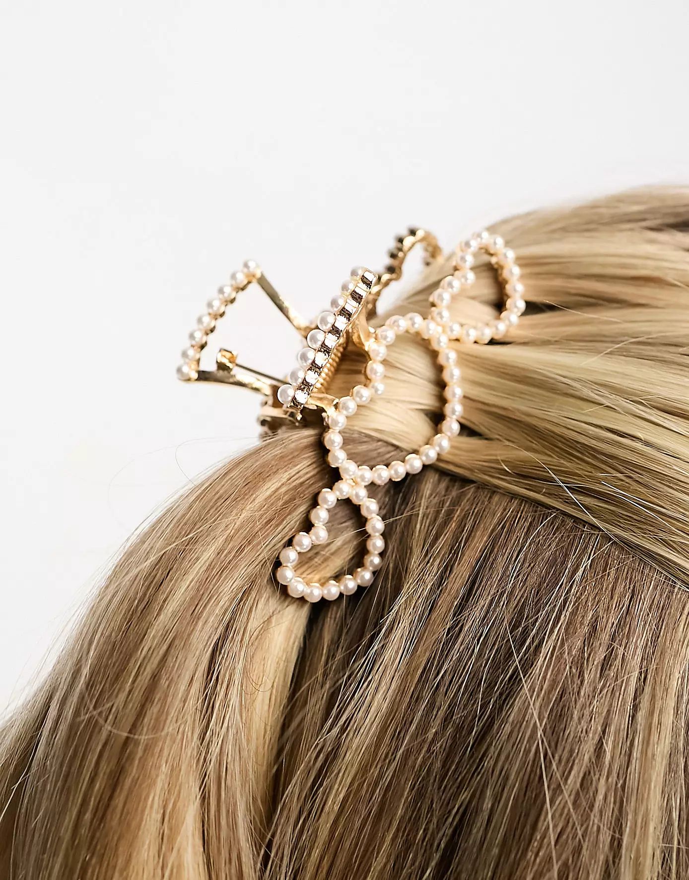ASOS DESIGN hair claw with heart and pearl detail in gold tone | ASOS (Global)