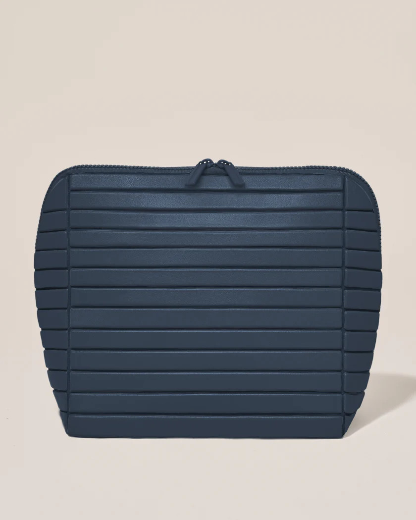 the large indigo traveller | Parallelle
