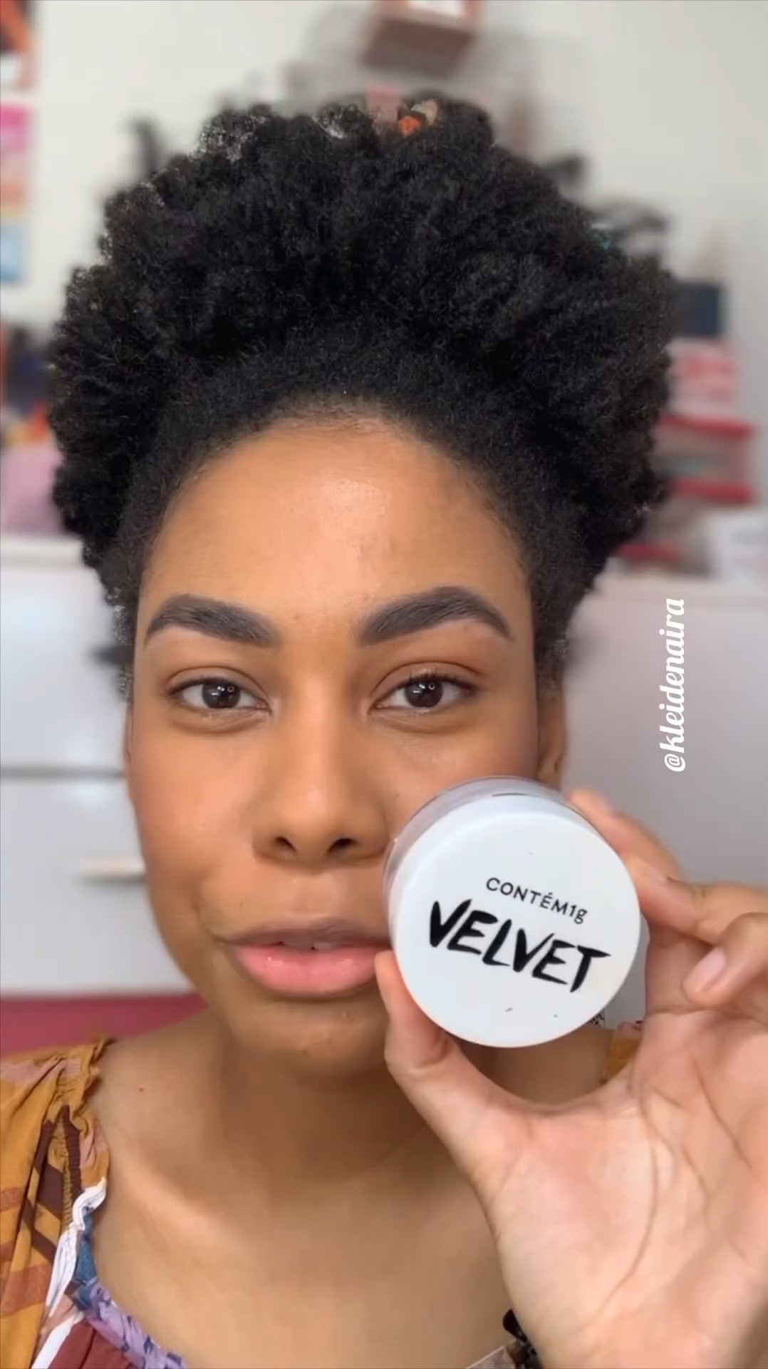 Pó solto da Contém 1g que aparentemente é branco e já surge um medo né. Será que ele vai ficar esbranquiçado? Pois não, além de dar um blur, matificar, ele não estoura. ❤️ 

#LTKVideo #LTKbeauty #LTKbrasil