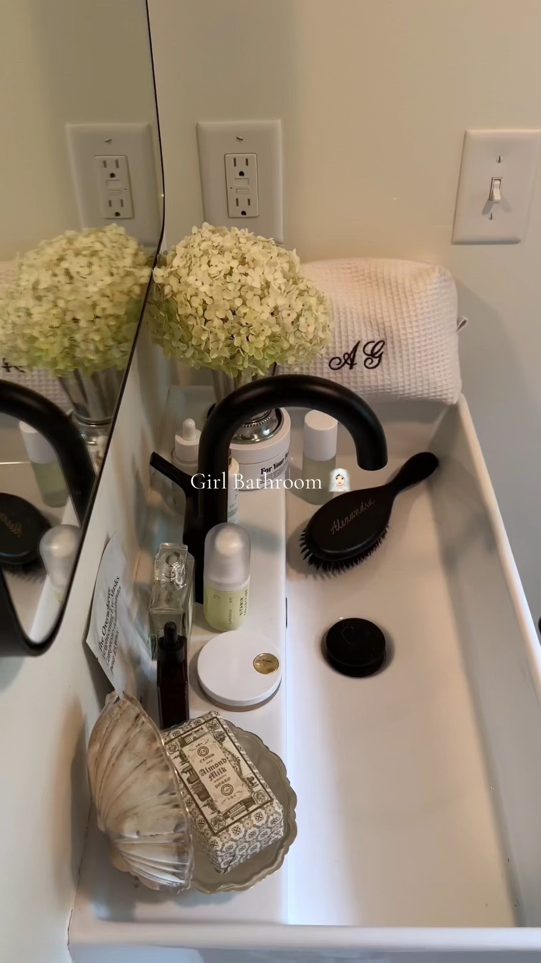 Girl bathroom 🧖🏻‍♀️ #girlthings #girlmess #nancymeyersaesthetic