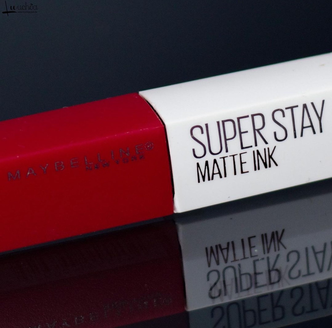 MELHOR batom💄vermelho💋 em linha reta e até em linha torta do mundo inteirinho!!
Sabe um bichiiiin que gruda até na alma!? É mermin esse!! E quando você tira, a boca ainda fica manchadinha de vermelho (AMO!!)!! 😂😍
Ele é TÃO pigmentado e gruda tanto, que uso como batom e até como lip tint!!
Meniiiiin, eu como, tomo banho, faço tudo e o biiicho continua pleno na minha boca!! Eu só consigo tirar dos beiços com cleansing oil ou demaquilante bifásico!! Água e sabão é mesmo que nada!! 😂❤️
💄Como batom:.
Taca na boca e vai ser feliz!! 😍
💄Como tint:.
Dá uma meladinha com um pouquinho e espalha com o dedo ou com um pincel. E por cima, se quiser, passa um hidratante labial ou um gloss!! 🥰
Esse batom demora um pouco pra secar, tem uma textura mais grossinha e “elástica” (o que AMO!! 🥰), é um matte  com a aparência meio aveludada (e quando seca não transfere nada em mim), é MUITO confortável e tem o melhor aplicador que já usei!!
❤️Cor - 20 - Pioneer ❤️

#LTKbrasil #LTKbeauty #LTKCyberWeek