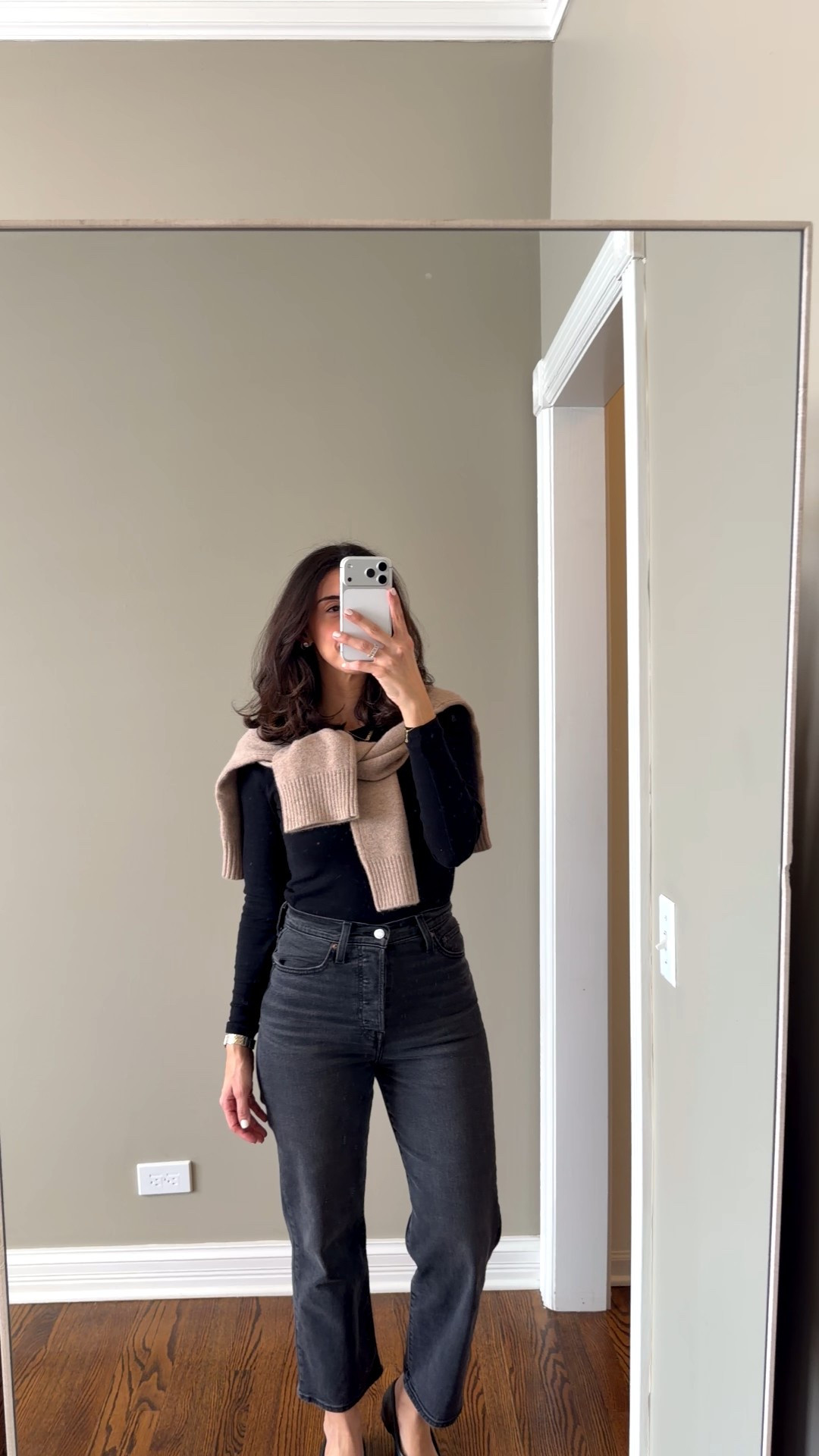 Today’s easy outfit 
Top @Aritzia size medium
Jeans @levi TTS
cashmere @Quince size Small
Jewelry @mirandafrye