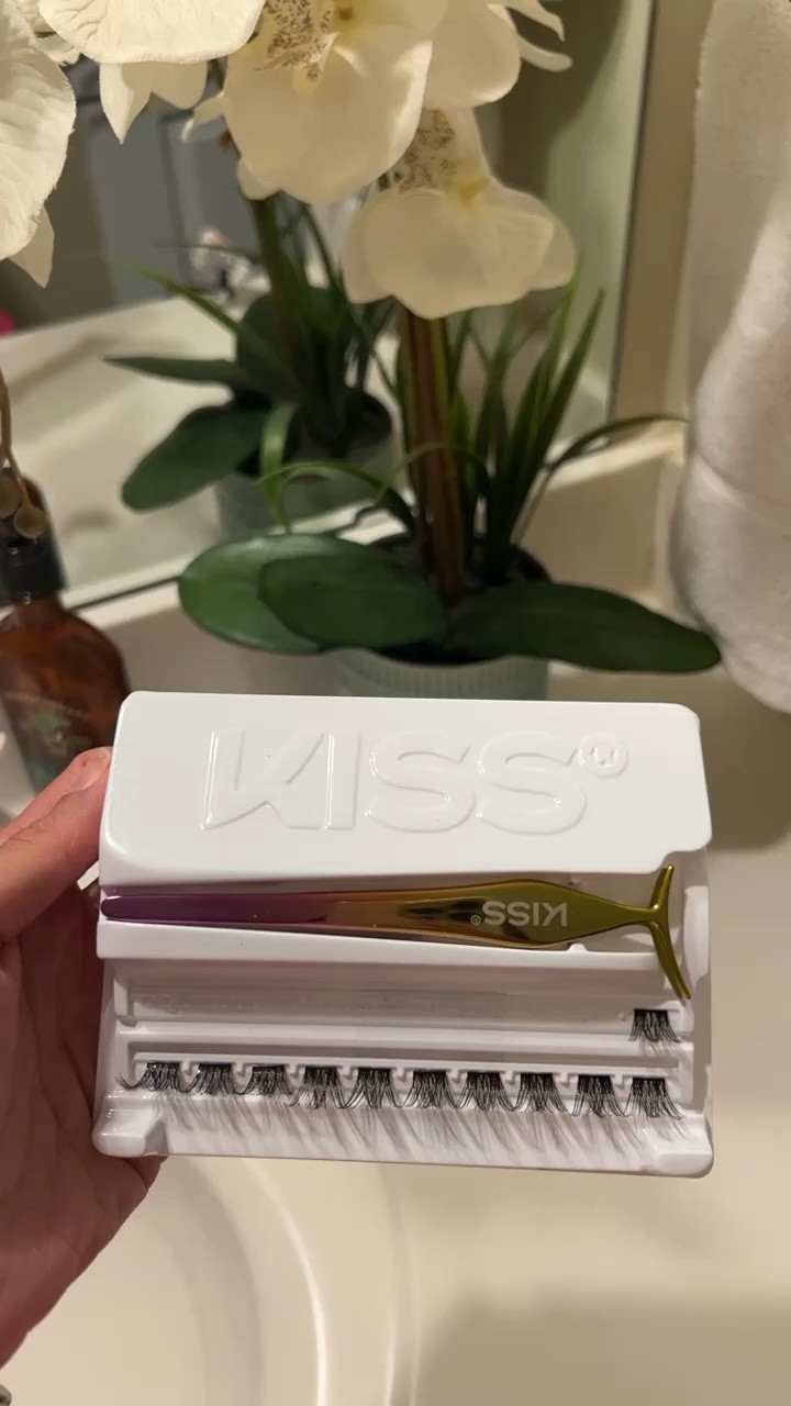 No glue lashes
No magnets 
Just apply! 
Amazon lashes 