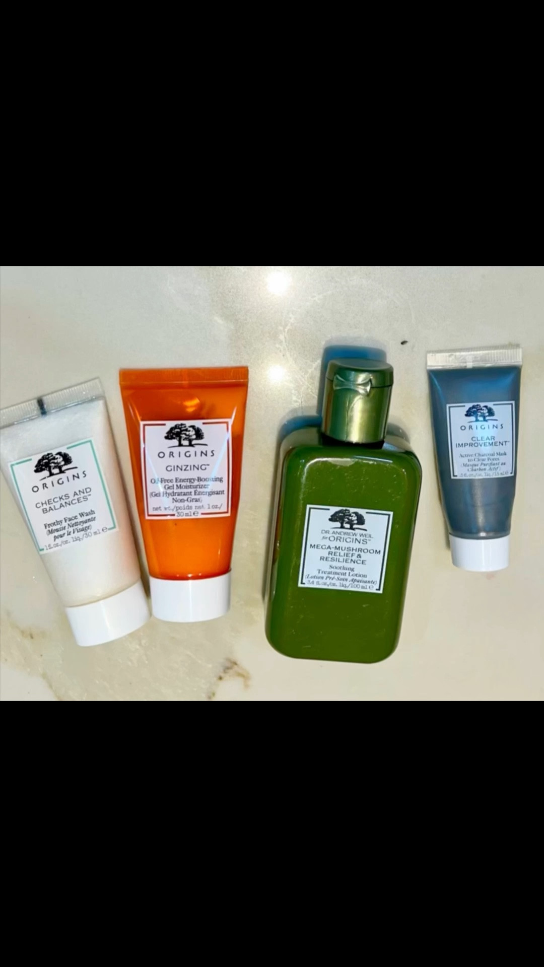 ✨ Domingo é dia oficial de cuidar de mim — e nada melhor do que um skincare caprichado com os produtos da Origins, que são verdadeiros aliados da minha pele! 💆‍♀️💚

Comecei a rotina com o Checks and Balances™ Frothy Face Wash, uma mousse de limpeza super refrescante. Ele tem a textura perfeita: leve e cremosa, limpa profundamente sem ressecar. A fórmula equilibra as áreas oleosas e hidrata as partes mais secas do rosto, deixando a pele macia, fresca e pronta para os próximos passos. 🫧

Em seguida, fui de Clear Improvement™ Active Charcoal Mask — uma máscara poderosa com carvão ativado que ajuda a desintoxicar a pele, desobstruir os poros e controlar o excesso de oleosidade. A sensação de pele limpa e renovada é imediata! ✨🖤

Depois da máscara, apliquei a Dr. Andrew Weil for Origins™ Mega-Mushroom Relief & Resilience Soothing Treatment Lotion. Essa loção trata e acalma a pele, reduz vermelhidão e fortalece a barreira cutânea com a ajuda dos cogumelos reishi, chaga e cordyceps. Perfeita para dar aquele glow natural e deixar a pele mais resistente. 🍄💧

E, pra fechar com chave de ouro, usei o GinZing™ Oil-Free Energy-Boosting Gel Moisturizer — um gel hidratante leve, com textura deliciosa e que deixa a pele super viçosa. Ele tem cafeína e ginseng, que ajudam a revitalizar e energizar a pele. Pele hidratada, radiante e sem pesar. ☀️💦

Domingo assim é tudo que eu precisava! 
Qual seu produtinho favorito da Origins?

#SkincareSunday #OriginsBrasil #CuidadosComAPele #SkincareRoutine #BelezaNatural #GlowDay

#LTKbrasil #LTKbeleza