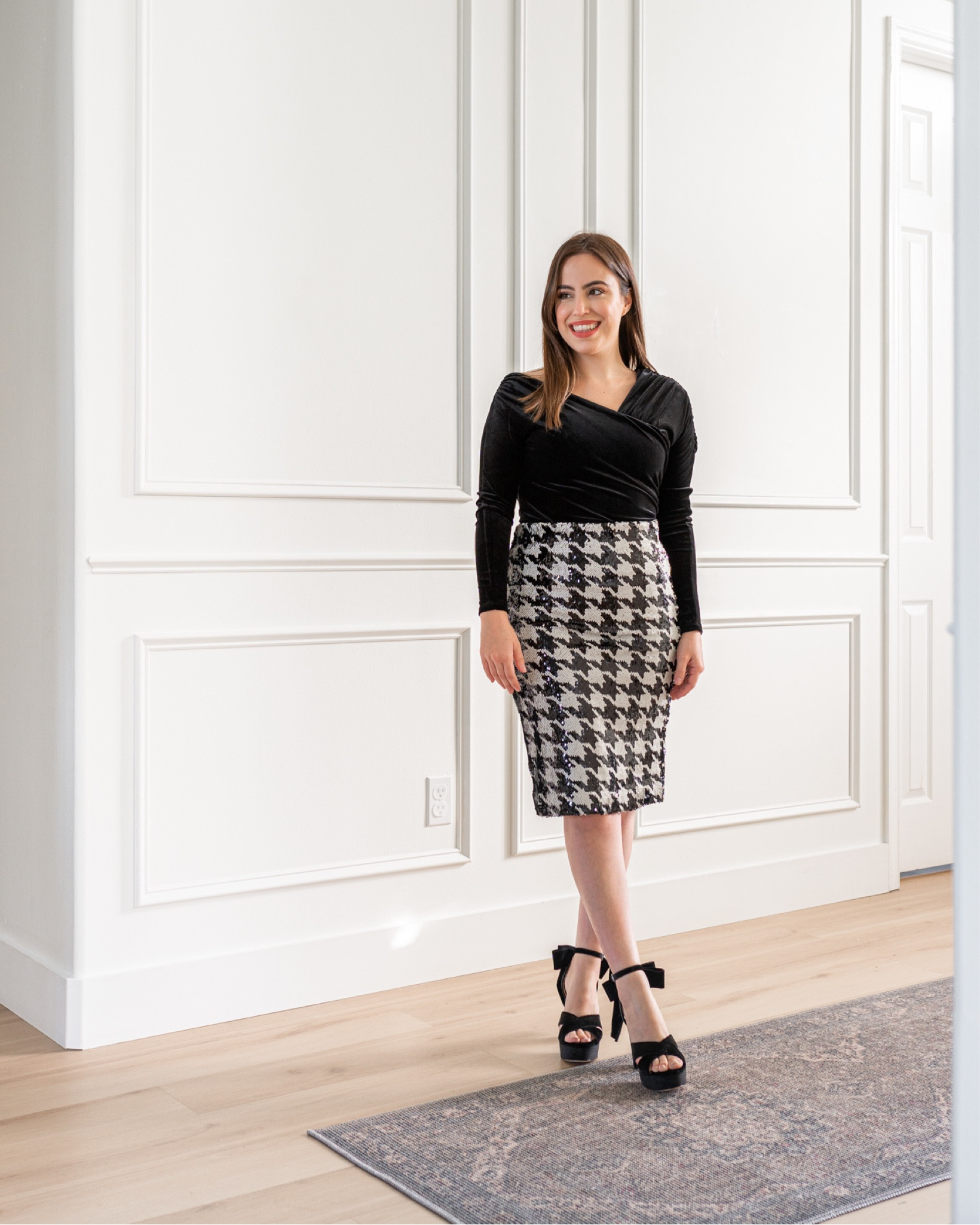 Holiday party outfit idea! Love this houndstooth sequin skirt, velvet top and bow platform heels



#LTKsalealert #LTKHoliday #LTKshoecrush