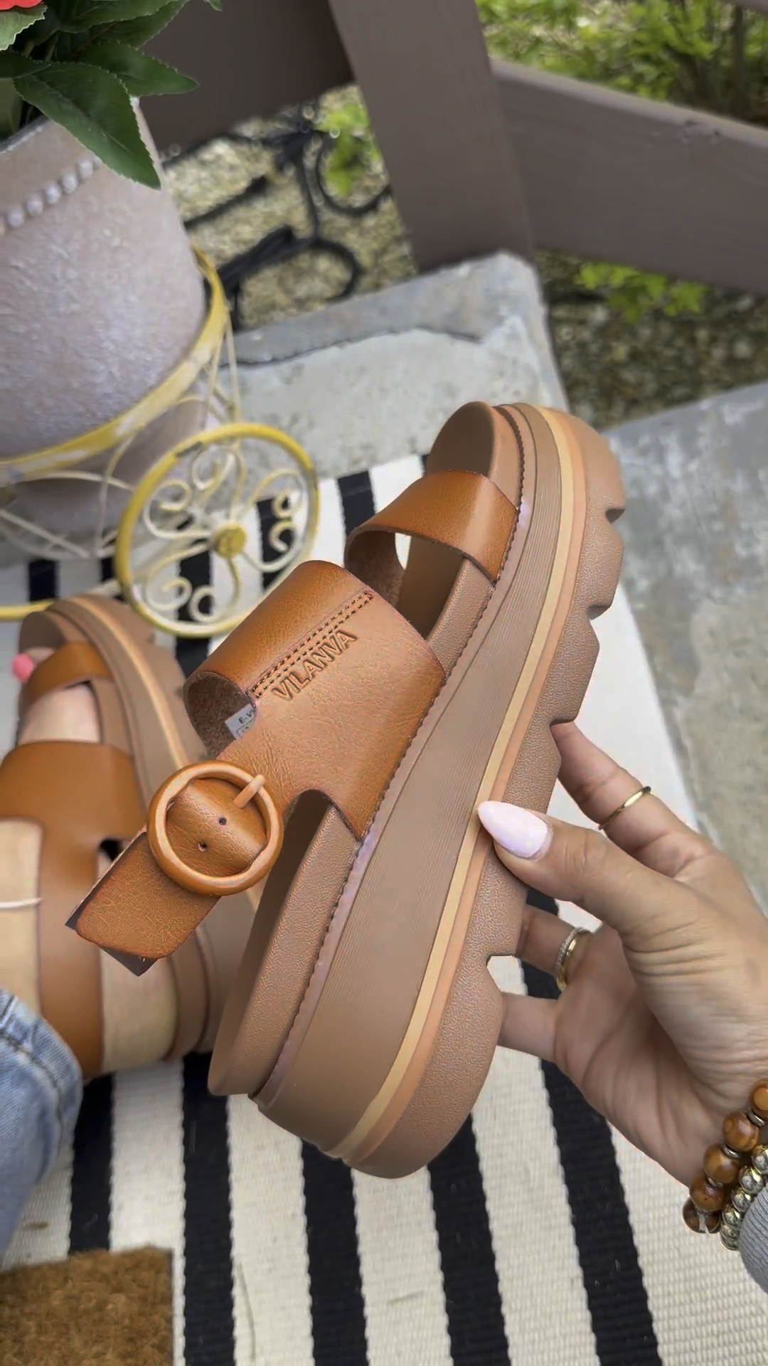 Comfy summer sandals 🤎 
#sandals #summersandals #archsupport

#LTKSaleAlert #LTKootd #LTKActive