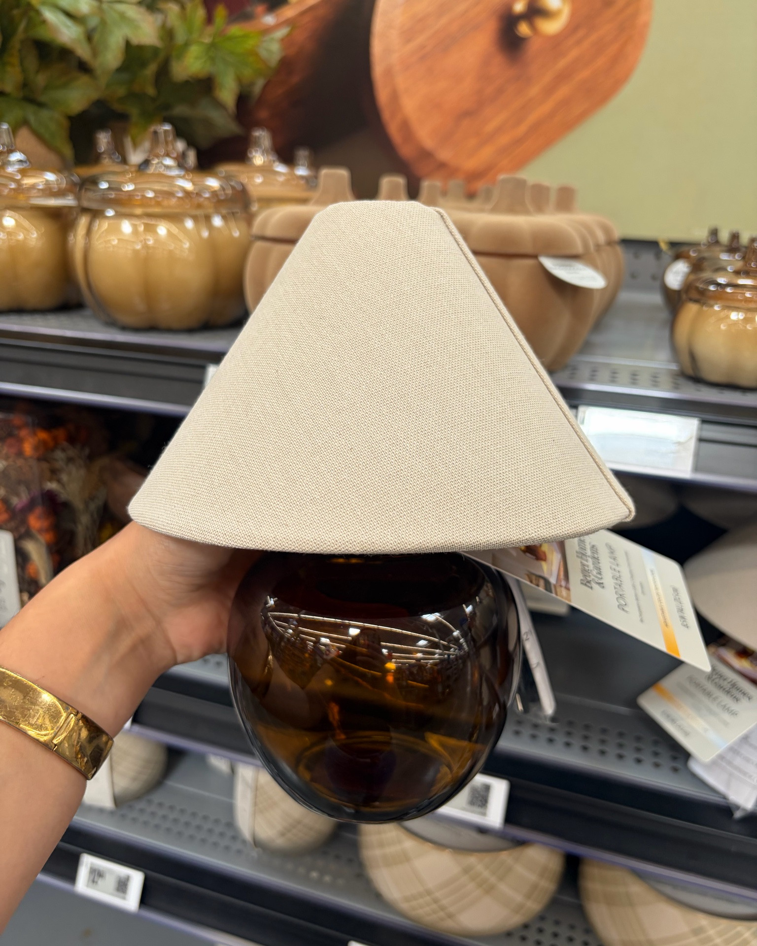 🍁 El detalle perfecto para crear un rincón cálido y acogedor este otoño.

Esta hermosa lámpara con base de cristal color ámbar y pantalla en tono crema combina perfectamente con una decoración moderna, elegante y cozy. Ideal para la sala, el dormitorio o ese rincón especial de lectura. 🤎✨

#DecoraciónDeOtoño #FallDecor #HomeDecor #WalmartFinds #WalmartHome #DecoraciónDelHogar #CasaAcogedora #CozyHome #IdeasParaElHogar #LámparasDecorativas #FallHome #DetallesQueEnamoran #ComprasWalmart

#LTKxWalmart #LTKvlog #LTKSaleAlert