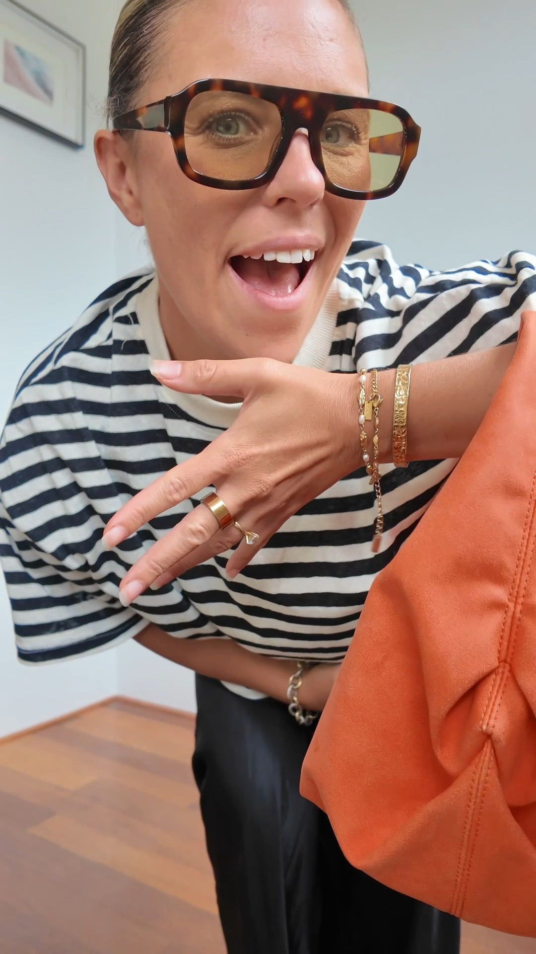 This is what I call a style uniform: same pants, same tee silhouette—just switching up accessories to keep it fresh.

Oversized tee paired with satin pants and oversized sunglasses. My go-to outfit. Effortless, easy to wear, and always chic 😉

#LTKaustralia