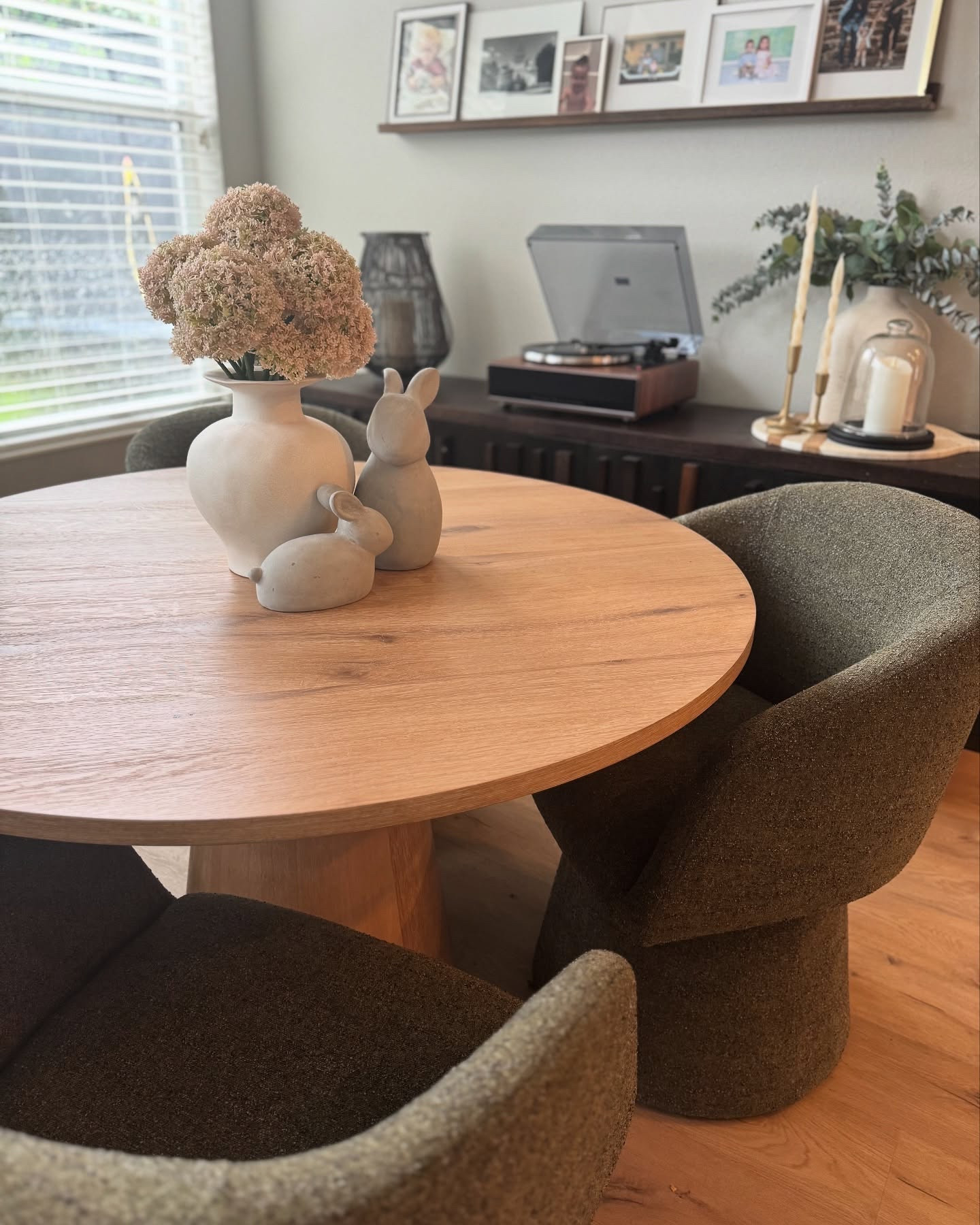 It’s a dreary day outside but this Spring corner is giving me life 🌷 

#springdecor #diningroomdecor #springdecorations #seasonaldecor #springinspo

#LTKSeasonal #LTKFamily #LTKHome