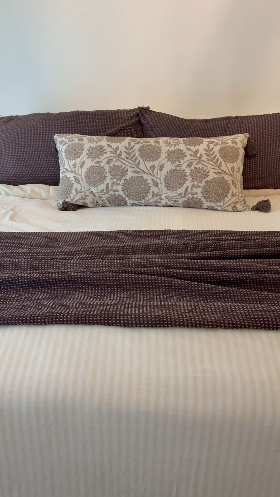 I am obsessed when this textured two toned dark and light brown king size bed blanket! I also got the matching shams as well to add more texture and color and I am in love!! Perfect tones for fall!
#target #targetbedding #newbedding #fallbedding #fallbedroom #targetbedroom

#LTKHome #LTKSeasonal #LTKOver40