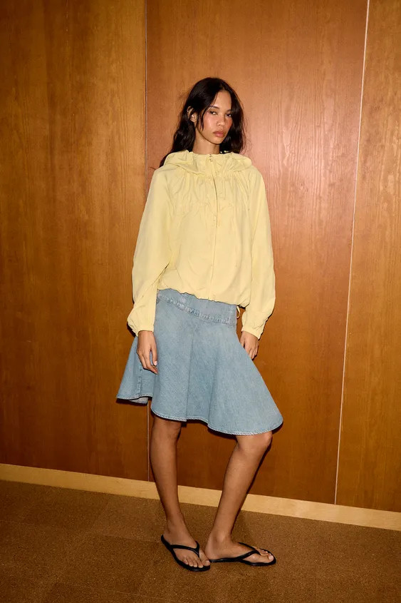 Jacket with a high neck and hoodie. Long sleeve with cuffed hems. Side pockets. Interior lining. ... | Zara UK