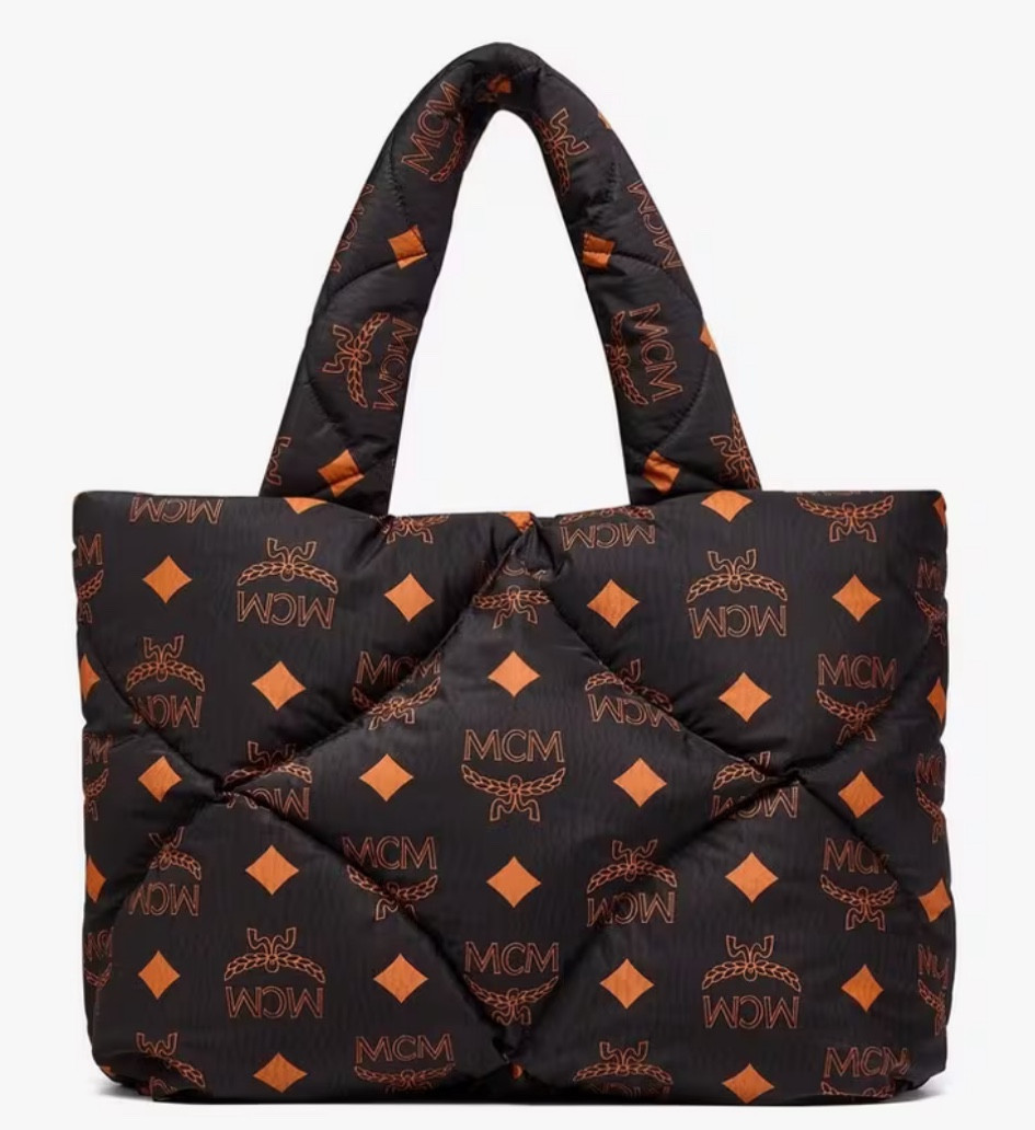 MCM MÜNCHEN QUILTED TOTE IN MAXI MONOGRAM NYLON

The München tote is reimagined in quilted Italian nylon with cloud padding. Embellished with the upscaled Maxi Visetos monogram, the silhouette is a monumental ode to the Bavarian birthplace of MCM.

#LTKWorkwear #LTKSaleAlert #LTKItBag