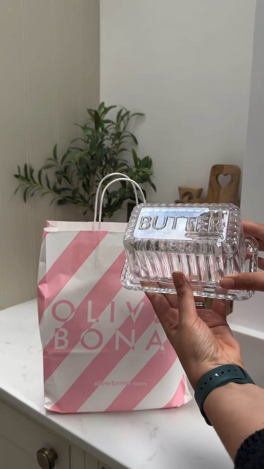 A new little kitchen item… I’ll be honest Oliver Bonus isn’t usually a shop I go in, but a new shop has opened in York city centre so I went for a browse when I was a little early for my eyebrow appointment and fell in love with this ribbed butter dish. I’ve been on the hunt for the perfect butter dish for a little while now and this one just fit the bill, lovely little addition to our kitchen and a fab price at £14.50 🤍