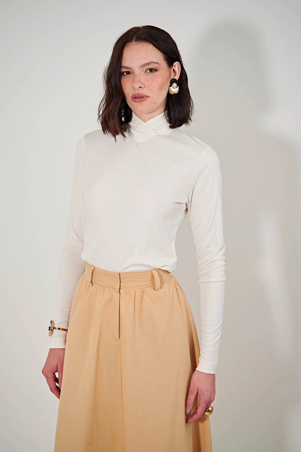 BLUSA MANGA LONHA E GOLA ALTA OFF WHITE | Linda de Morrer (BR)