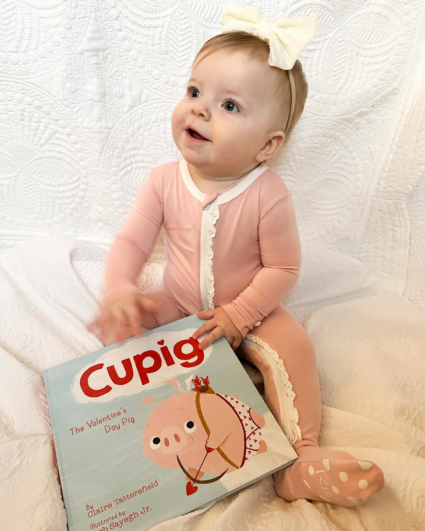 Addison’s #ootd • You’ve heard of Cupid, but what about Cupig? Reading all about love in her @rufflebutts sleeper from Aunt Kiki @coachkikidavis she loves turning pages in books and it’s very obvious that Dada will be her Valentine. 💘

#LTKKids #LTKBaby