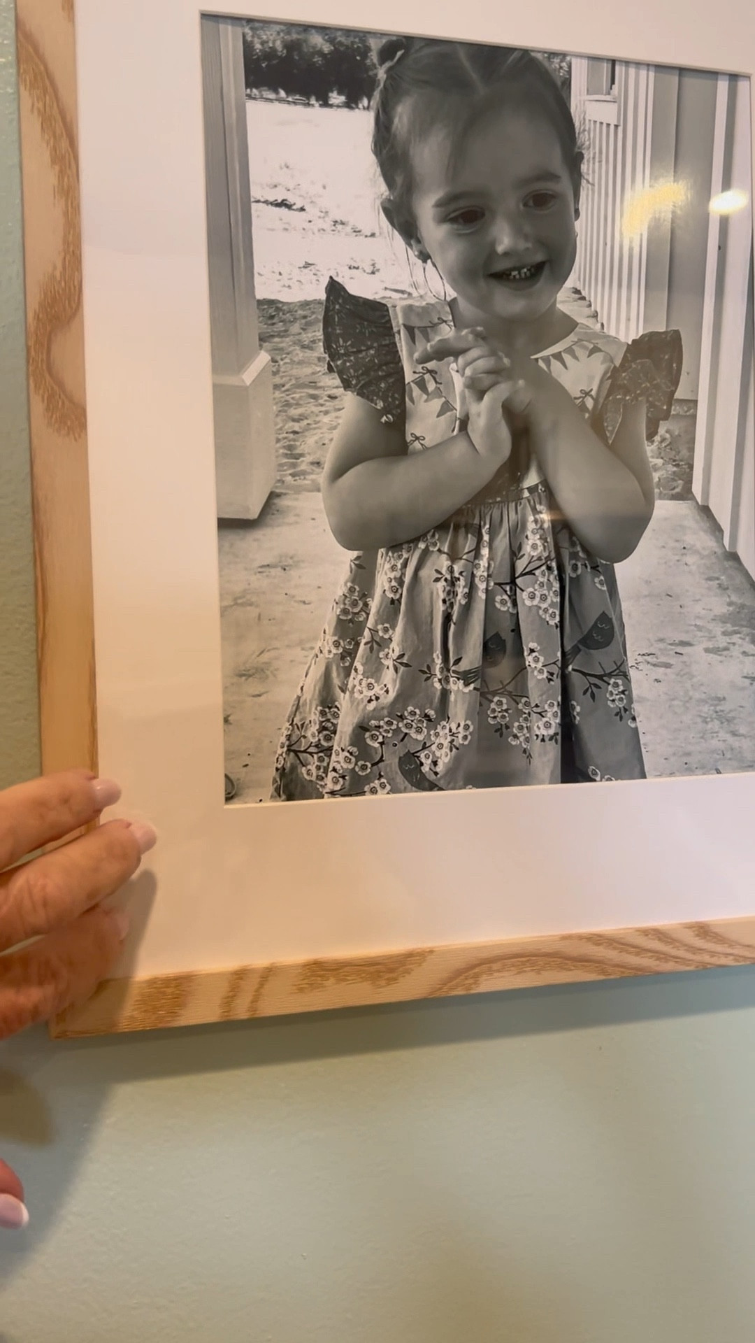 En mi cocina hice un collage de fotos de mis nietos y quedó precioso.
Ustedes pueden hacer lo mismo con fotos de sus hijos, de la familia, o de momentos especiales.

Usé este set de 5 marcos iguales. Puedes poner fotos 8x10 con marco interior o 11x14 directamente.
Son livianos, seguros, sin vidrio, y súper fáciles de montar.

Una forma linda y sencilla de llenar tu casa de amor. 💛



#photoframes #photoframe #frames #pictureframes #homedecor #wallart #decor #trending #explorepage #photooftheday  

#LTKFindsUnder50 #LTKKids #LTKHome