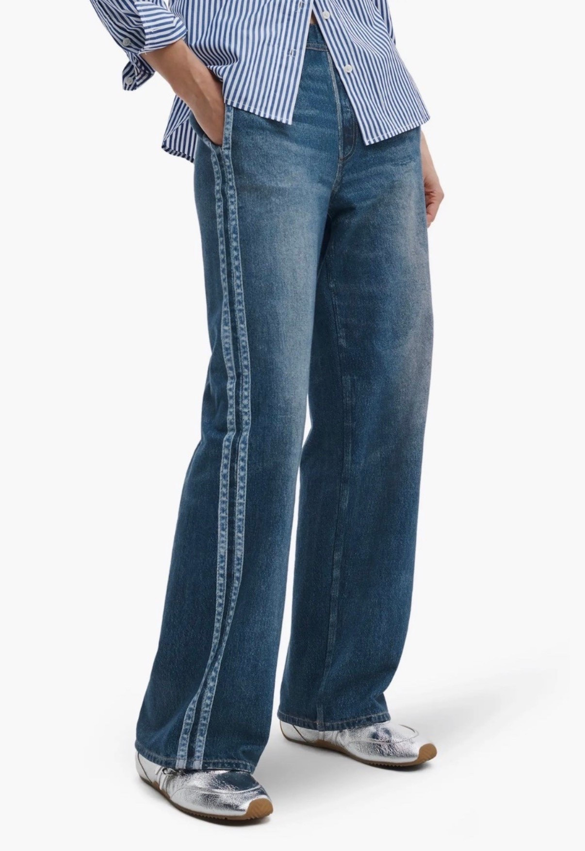 The viral sweatpant jeans!


#LTKSeasonal #LTKootd