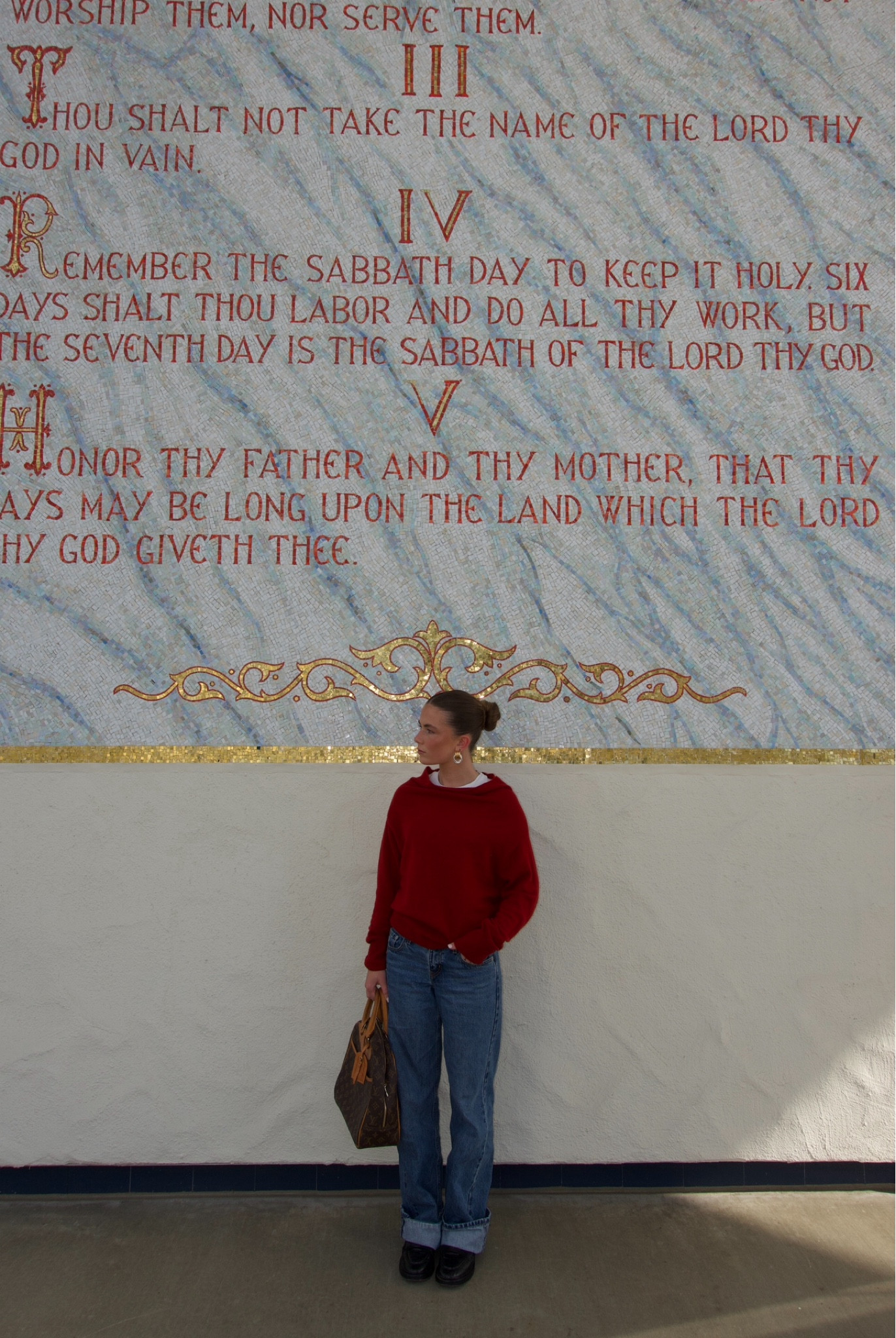 Cozy holiday outfit of the day!

#brochuwalker #levis #madewell #sweater #jeans #loafer #whitetee #heavenmayhem #earrings #LTKHoliday

#LTKU #LTKHoliday #LTKStyleTip