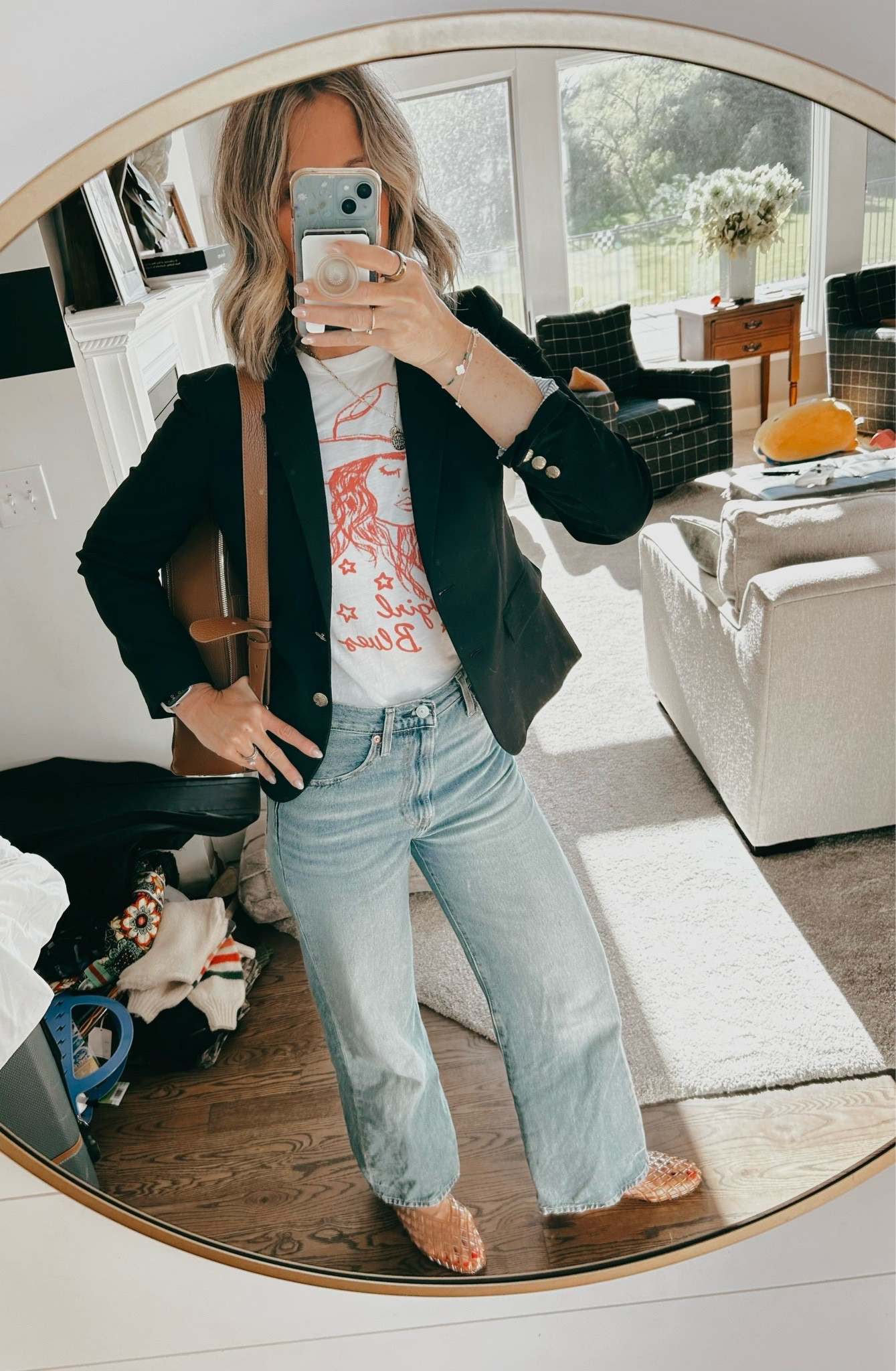 Business casual but make it effortless 🤎✨
A graphic tee + structured blazer + light wash denim will forever be one of my favorite “look put together without trying too hard” combos. Perfect for work days, meetings, lunch dates, or running from the office to hockey practice 😅 Linking all the pieces in my LTK!