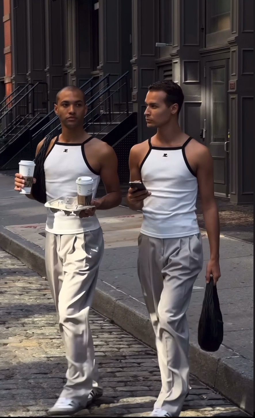 Débardeur en coton a patch logo, débardeur Courrèges, débardeur blanc en coton, pantalon ample gris clair, pantalon de costume gris

#LTKmens #LTKstyletip