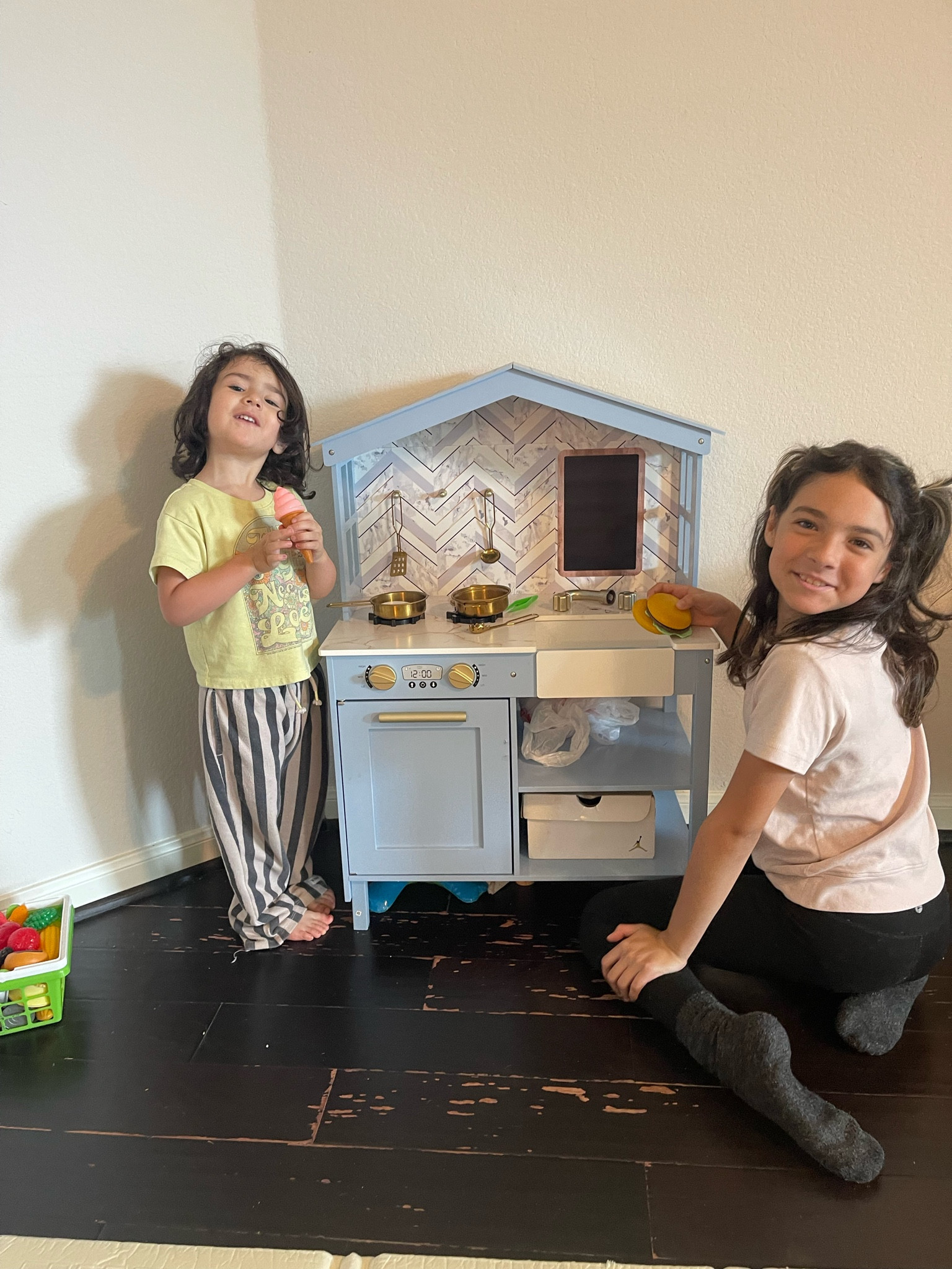 Fave little play kitchen from Amazon! Love the gold accents. 

Toddler toys | play kitchen | Amazon kids finds

#LTKKids #LTKSaleAlert #LTKFindsUnder100
