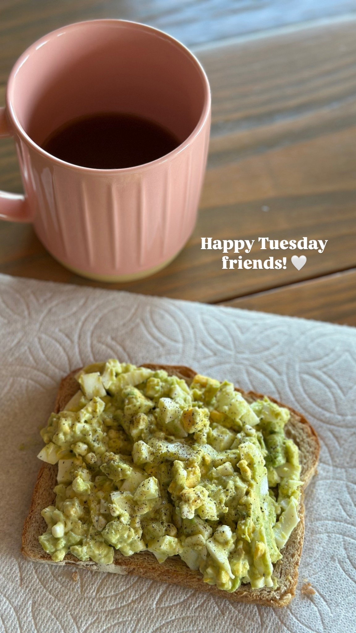 Happy Tuesday friends! 🤍
This mornings breakfast! …
Organic bone broth..
Pasture raised hard boiled egg mixed with avocado and cottage cheese! 🤩