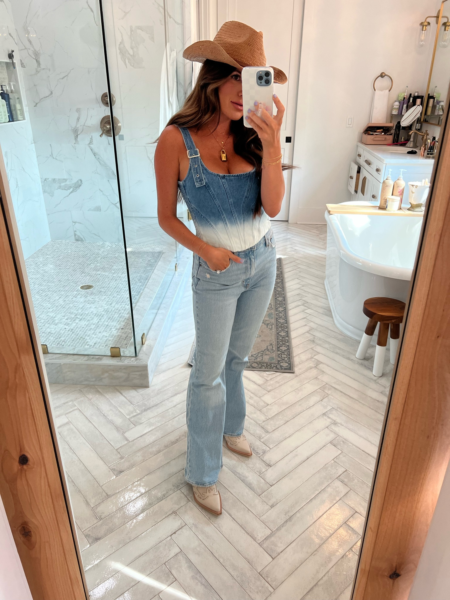 Ombré denim top
Denim on denim 
Country concert 
Western 