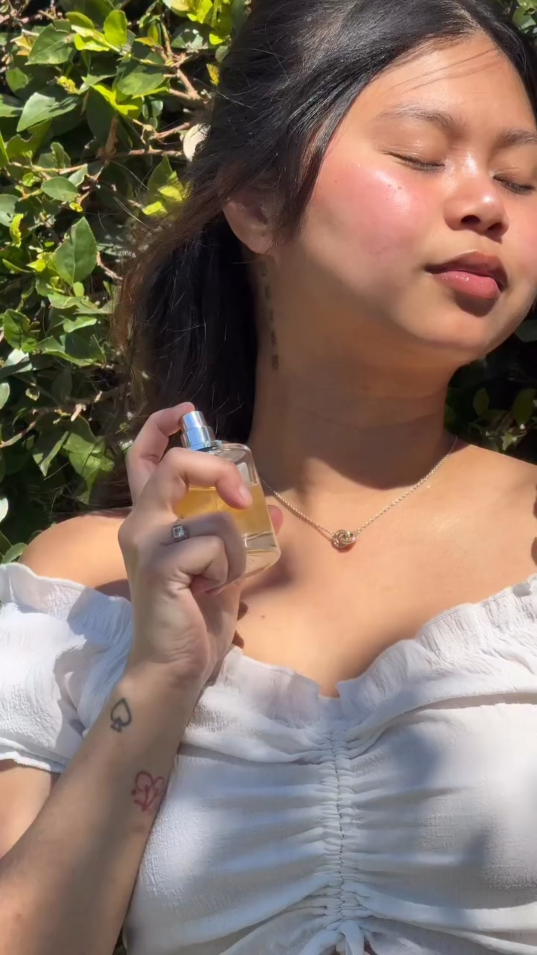 Smell like a $100 perfume… for just $29! Perfect for this gift giving season! 💫 (not pr, not sponsored) @Dossier Perfume 

#dossier #dossierperfumes #dupe #perfume #perfumedupe #giftguide #giftguides #perfumes #perfumecollection